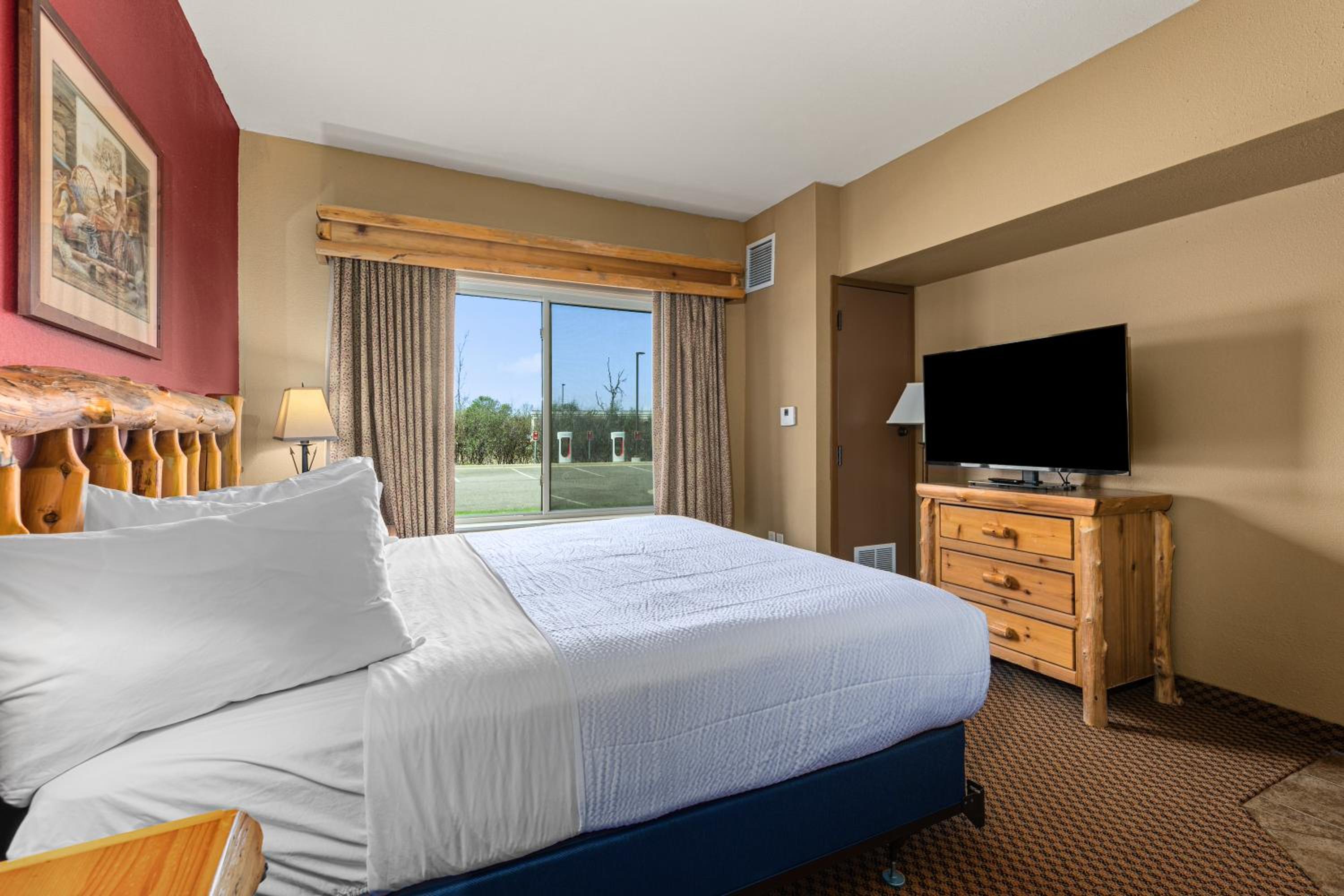 Family King Suite with One Queen and One Double Bunk Bed - Non-Smoking photo 3