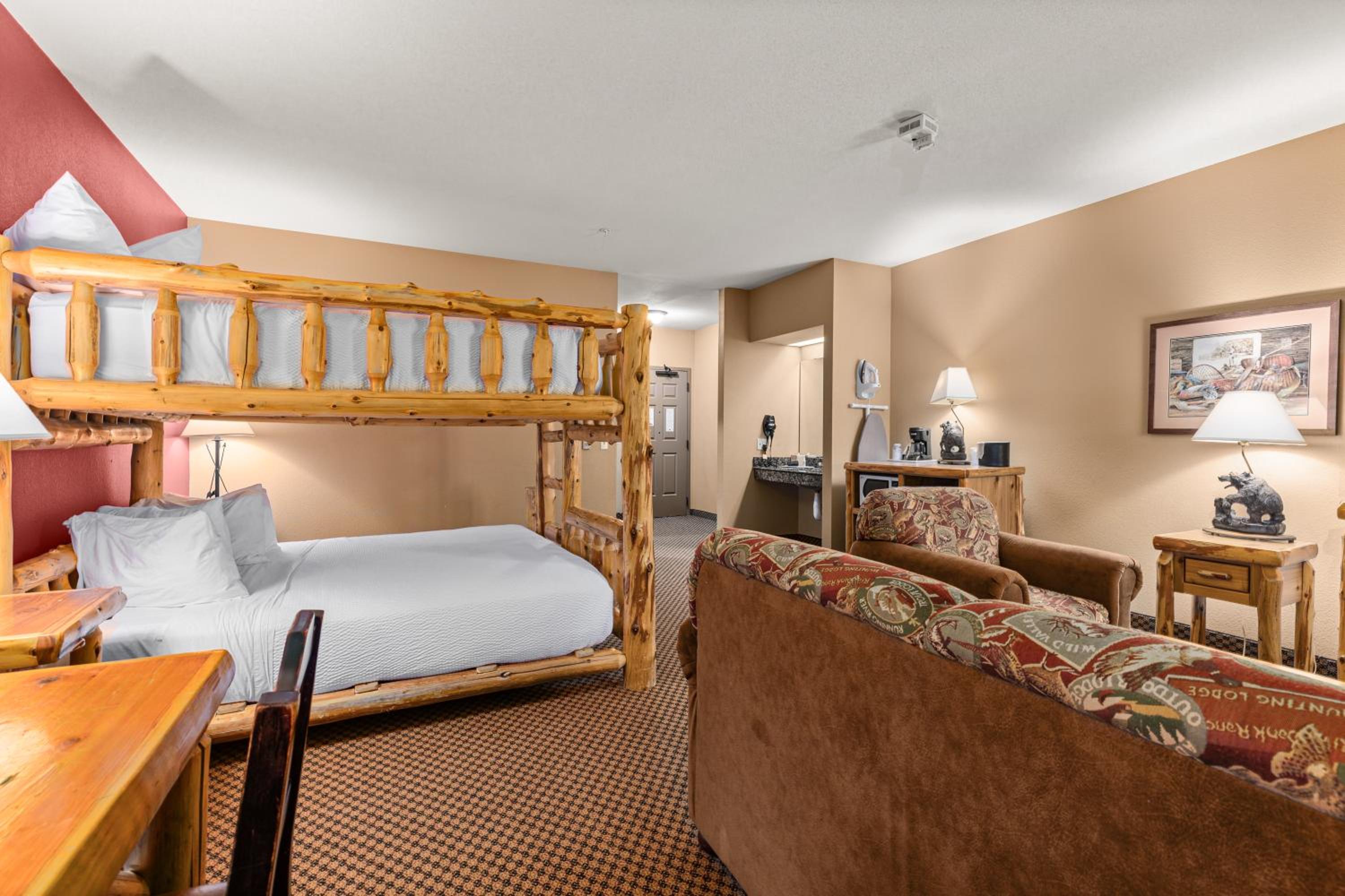 Room with One King Bed, One Queen Bunk Bed and Roll-in Shower - Mobility Access/Non-Smoking photo 2