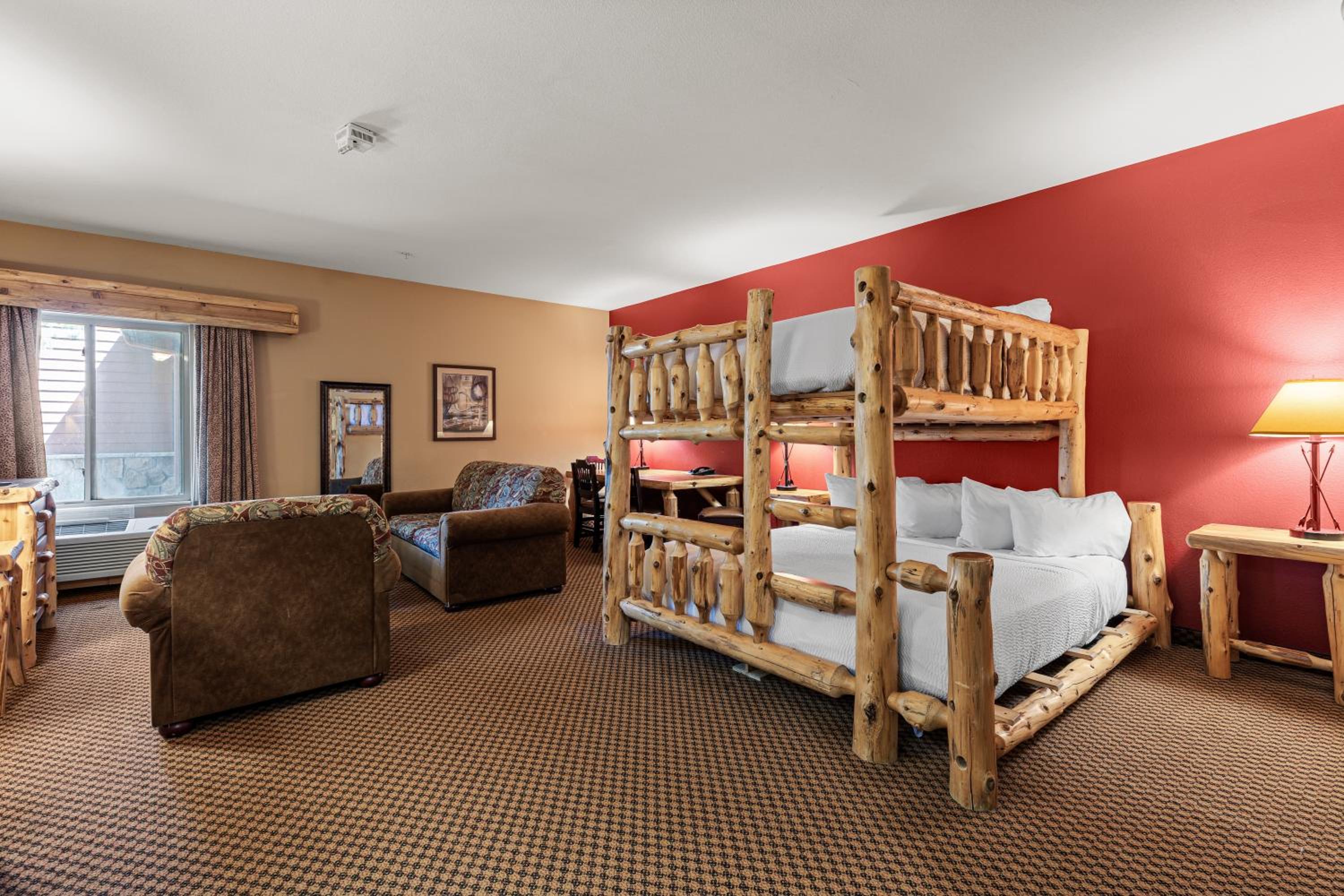 Room with One King Bed, One Queen Bunk Bed and Roll-in Shower - Mobility Access/Non-Smoking