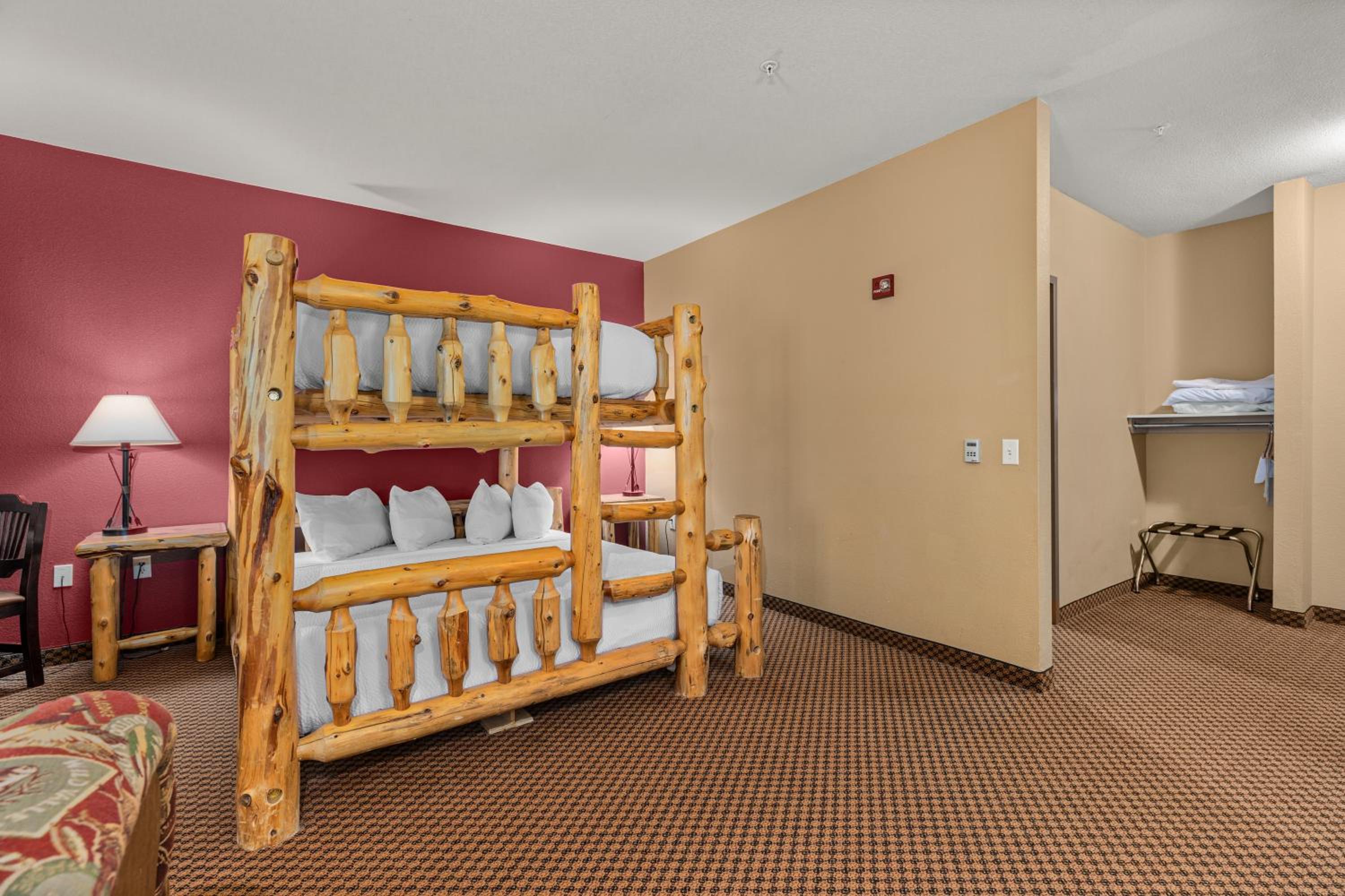 Room with One King Bed, One Queen Bunk Bed and Roll-in Shower - Mobility Access/Non-Smoking photo 3