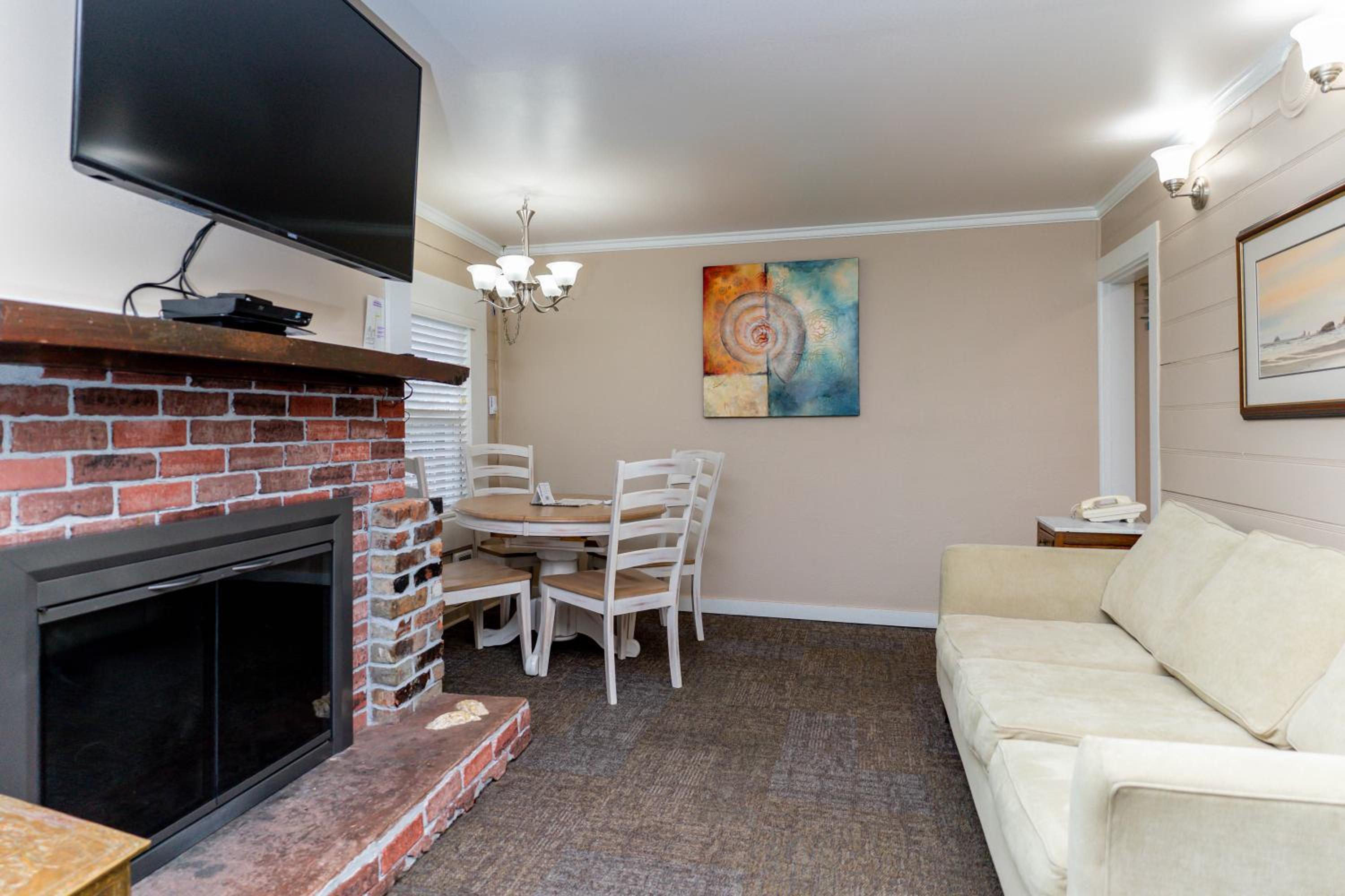 King Suite #15 (pet-friendly) photo 2