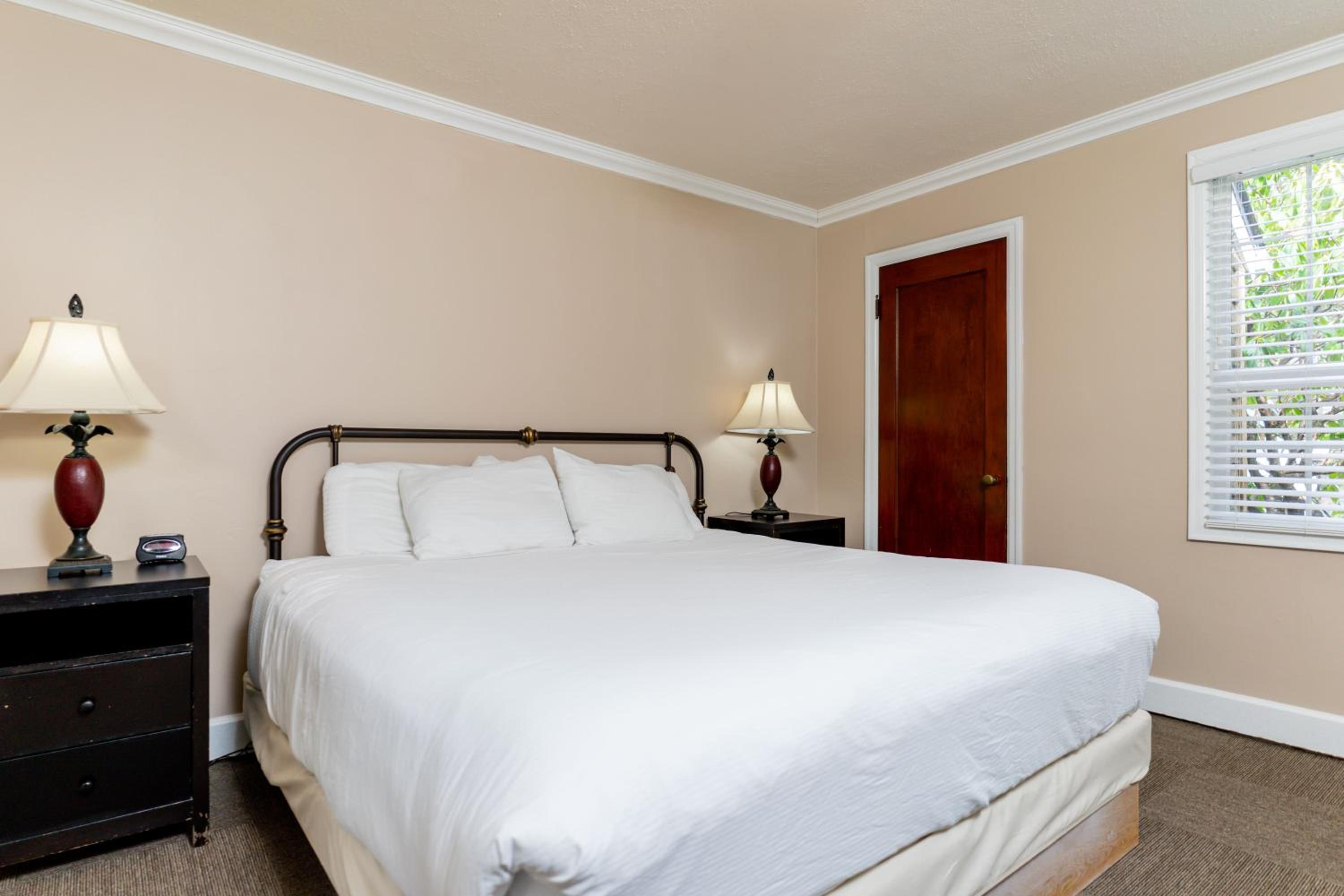 Premier King Suite #2 (non-pet-friendly) photo 3