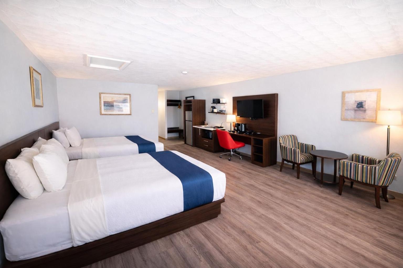 Queen Room with Two Queen Beds and Kitchenette - Non-Smoking - Photo 2