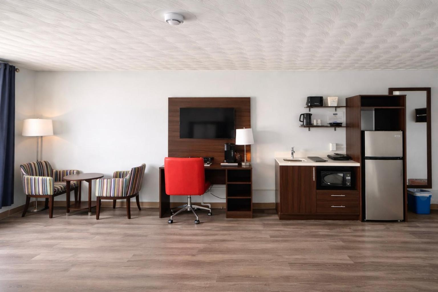 Queen Room with Two Queen Beds and Kitchenette - Non-Smoking - Photo 3