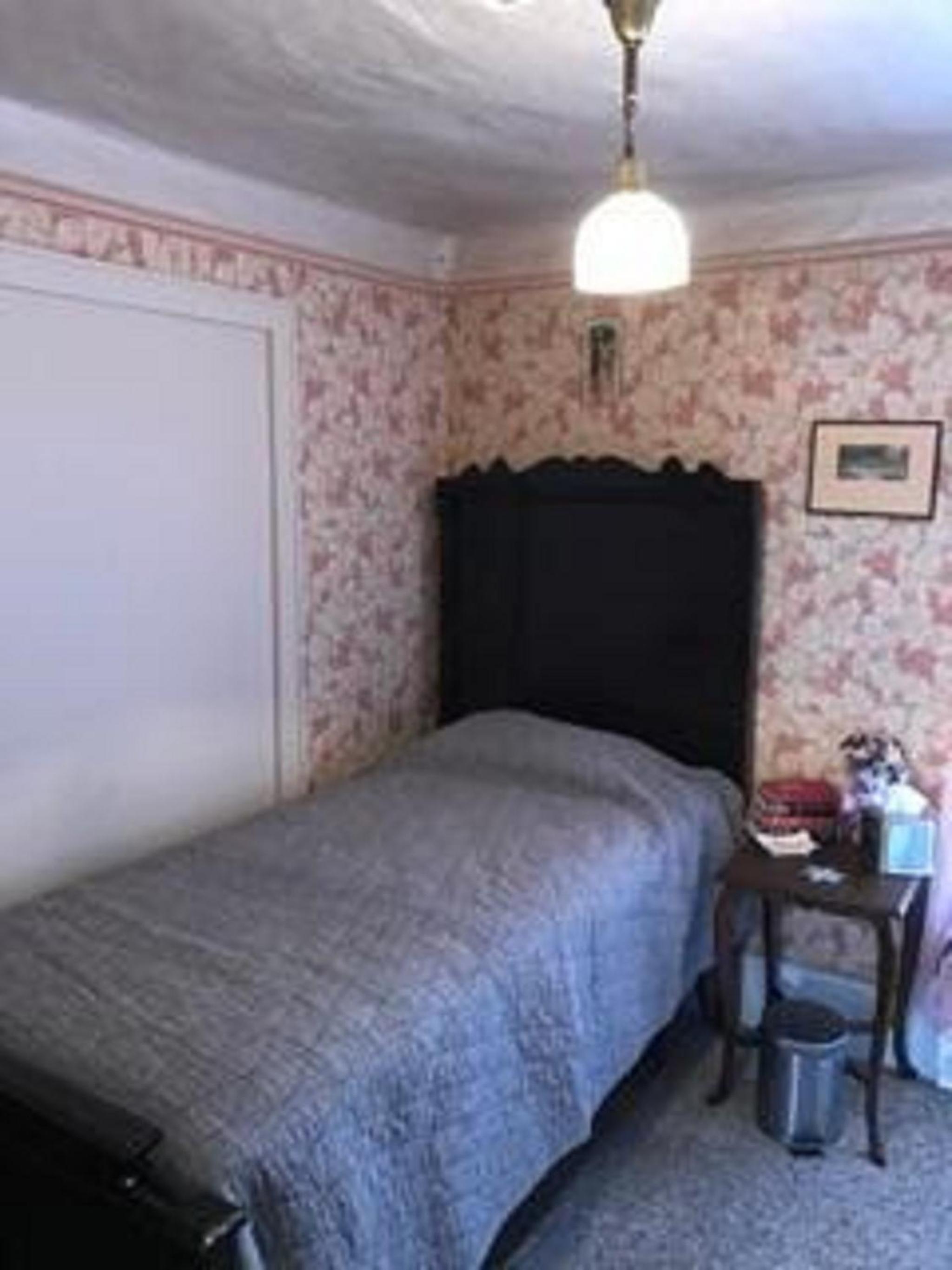 Single Room with Shared Bathroom photo 3