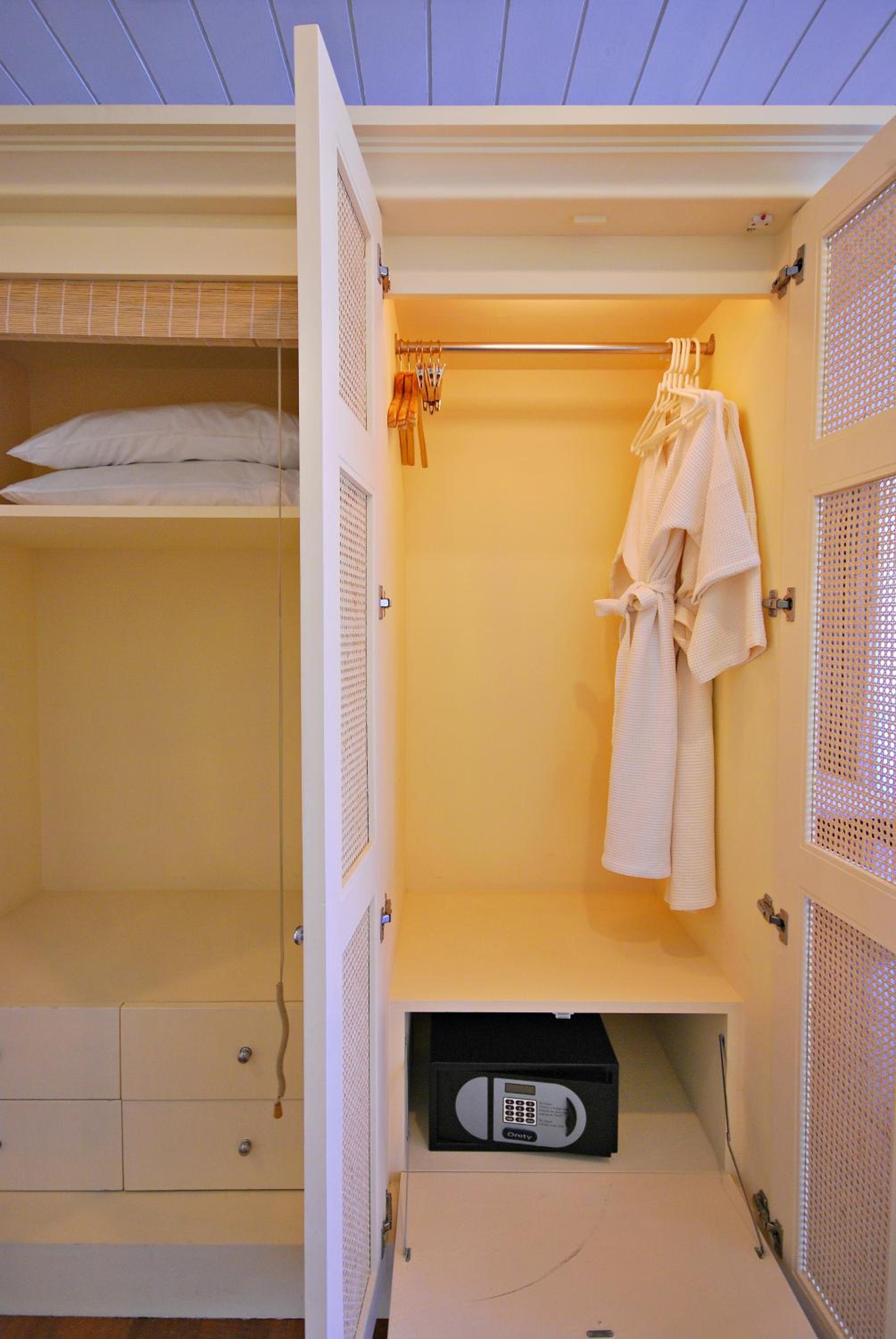 Double Room with One Double Bed and 2 Adults Occupancy (Non Smoking) photo 2