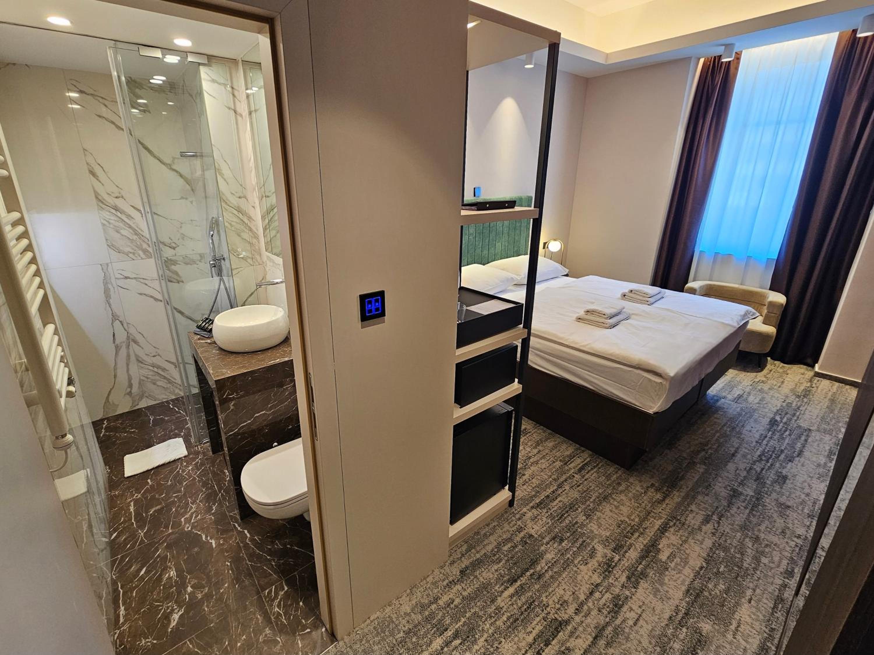 Double Room - No Elevator photo 3