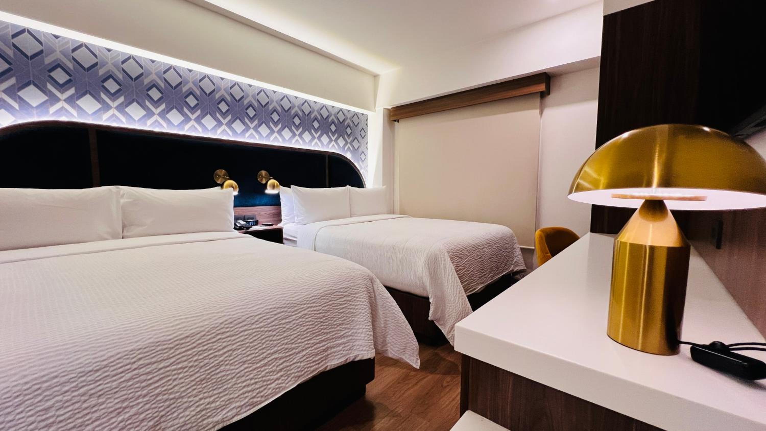 Standard King Room with City View - Photo 3