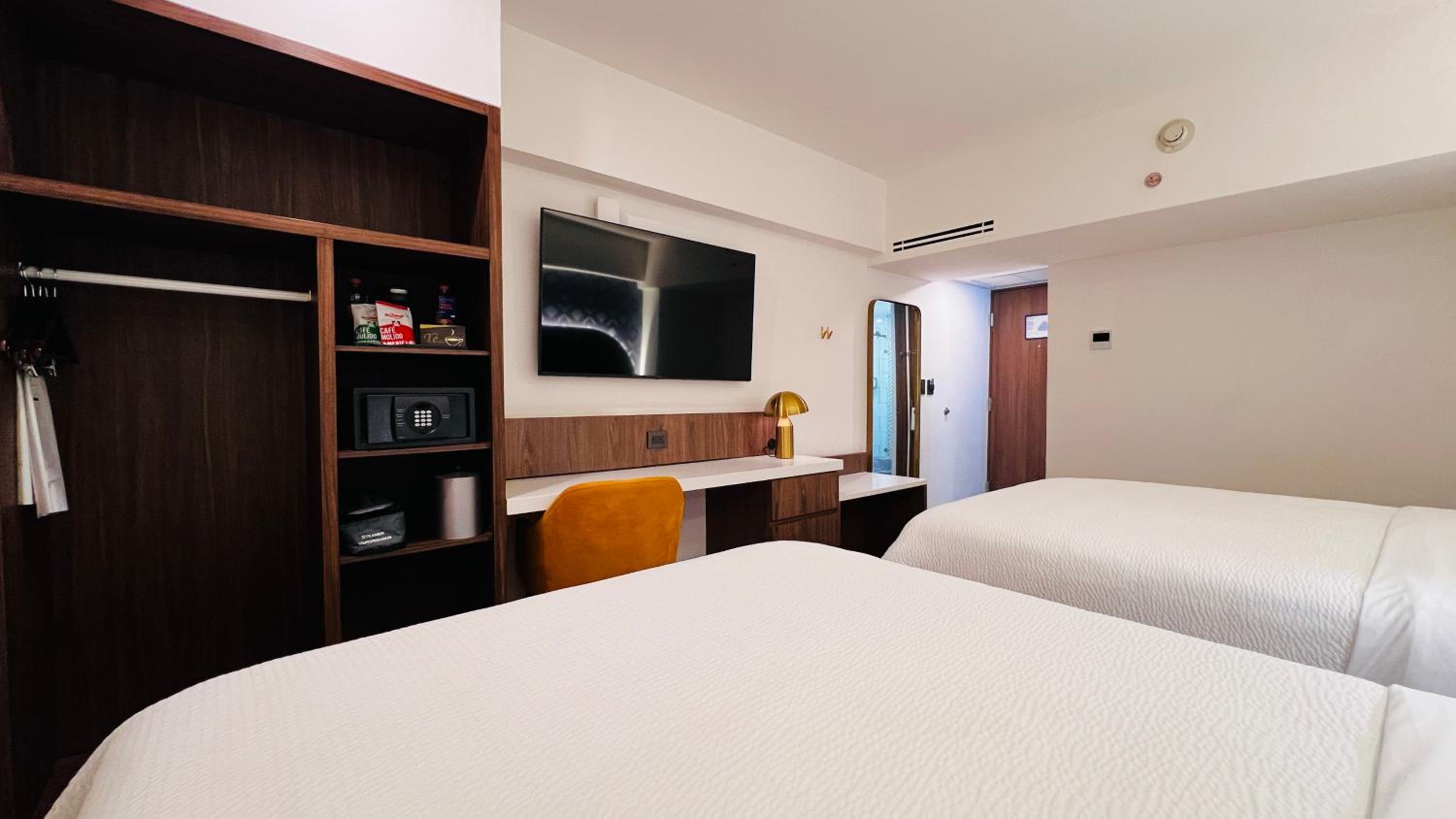 Standard King Room with City View - Photo 4