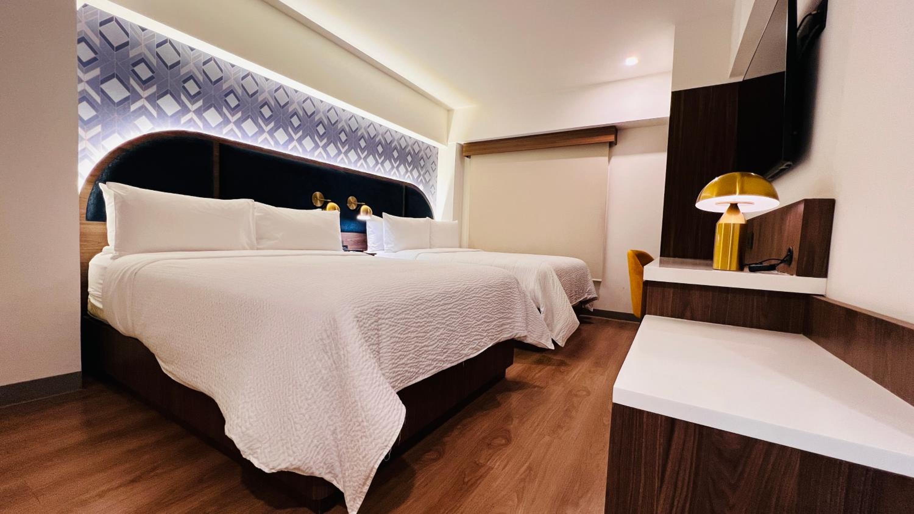 Standard Room with Two Queen Beds - Photo 3