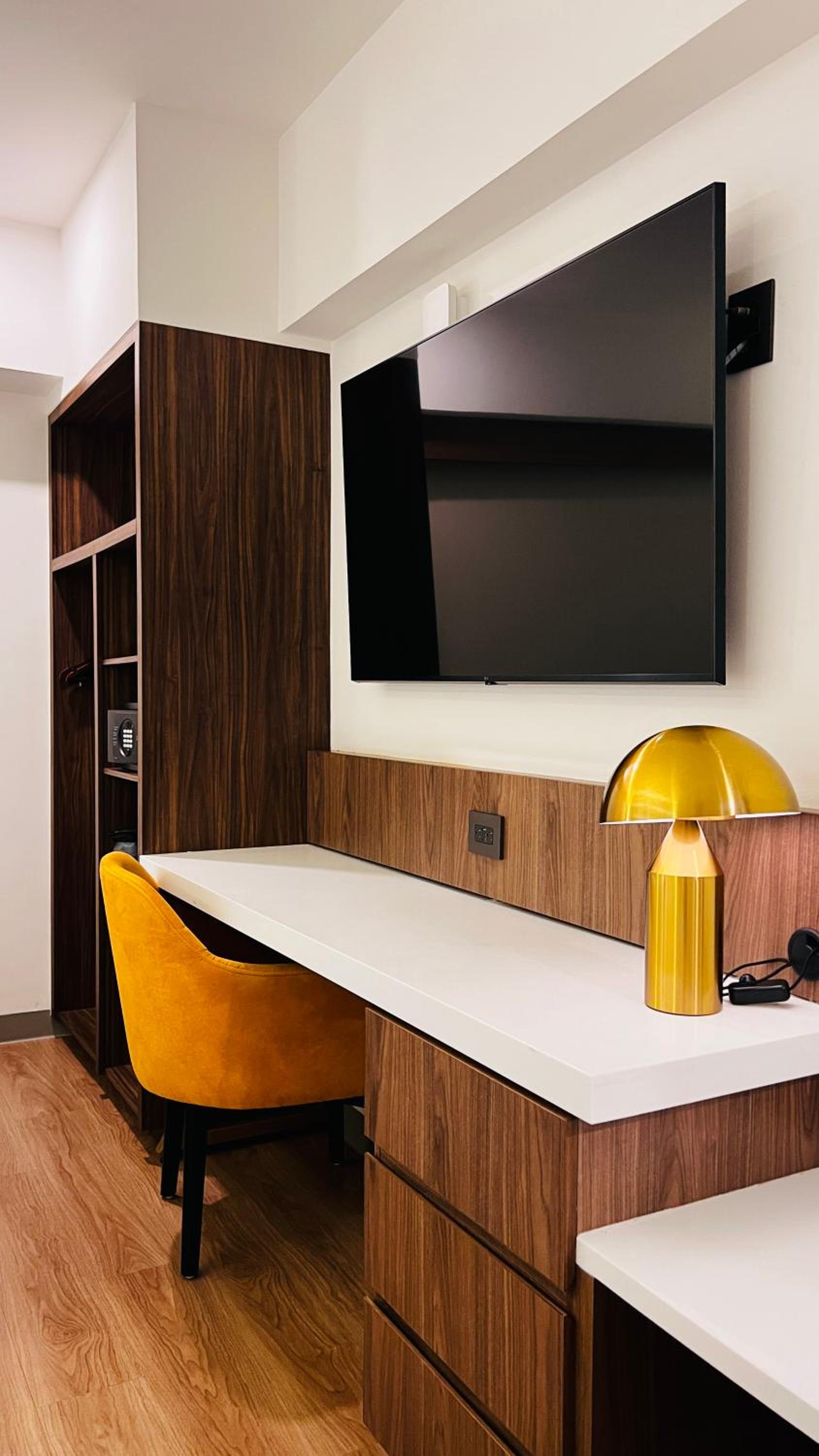 Standard Room with Two Queen Beds - Photo 4
