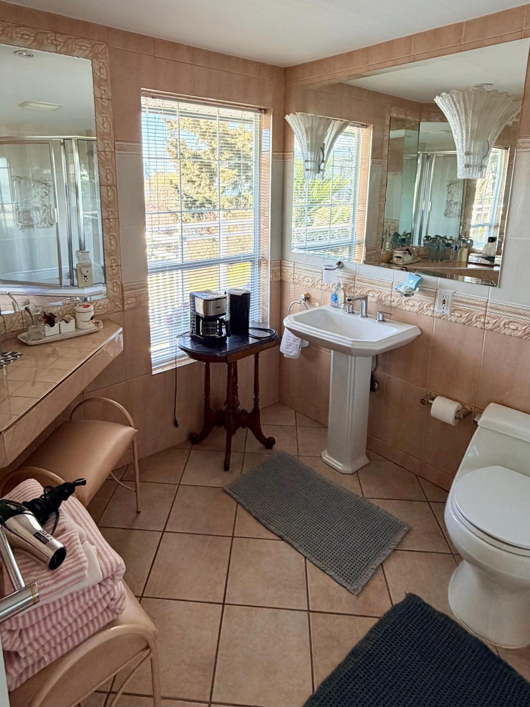 Deluxe Queen Room thumbnail 6