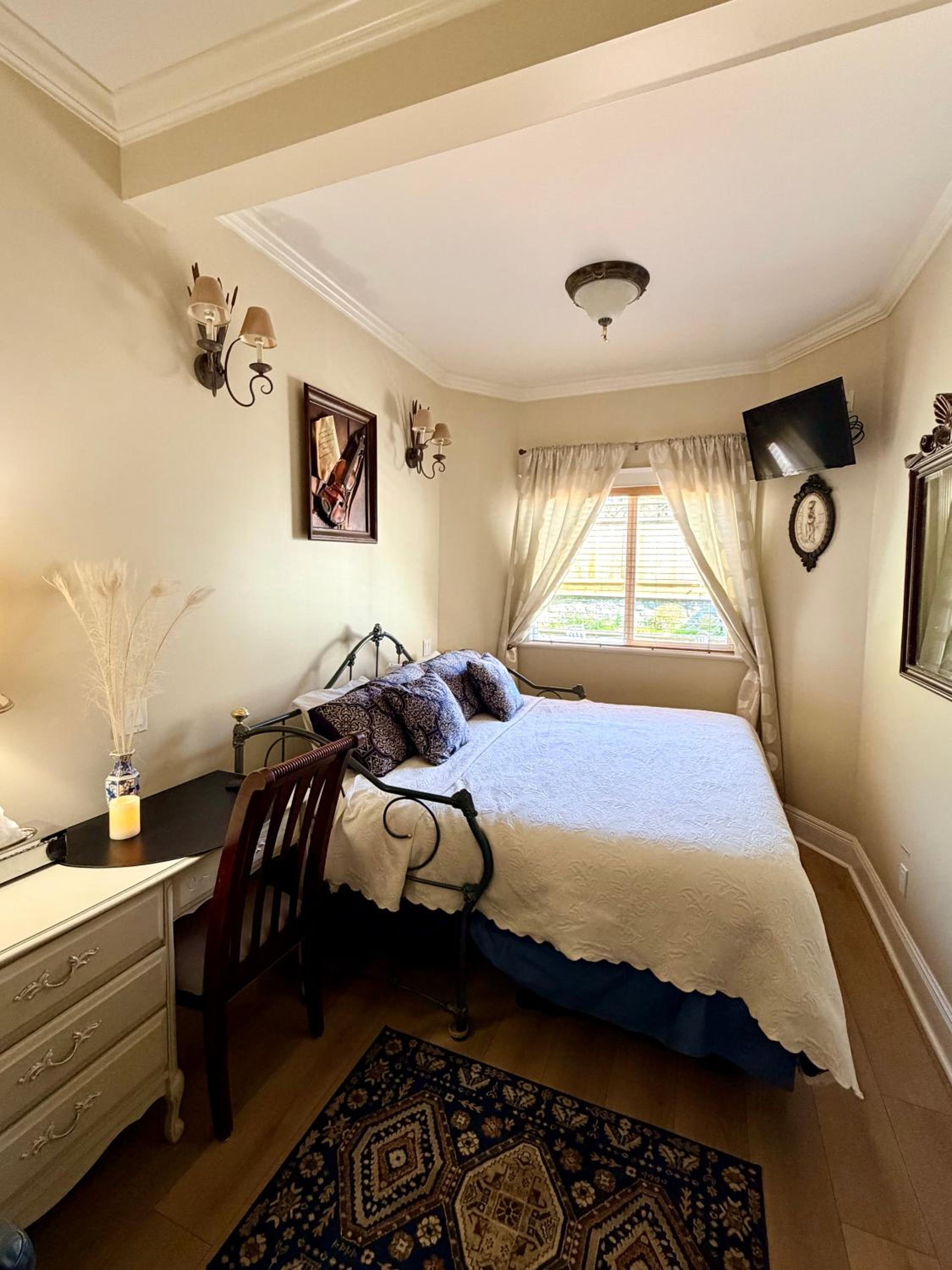 Deluxe King Room thumbnail 5