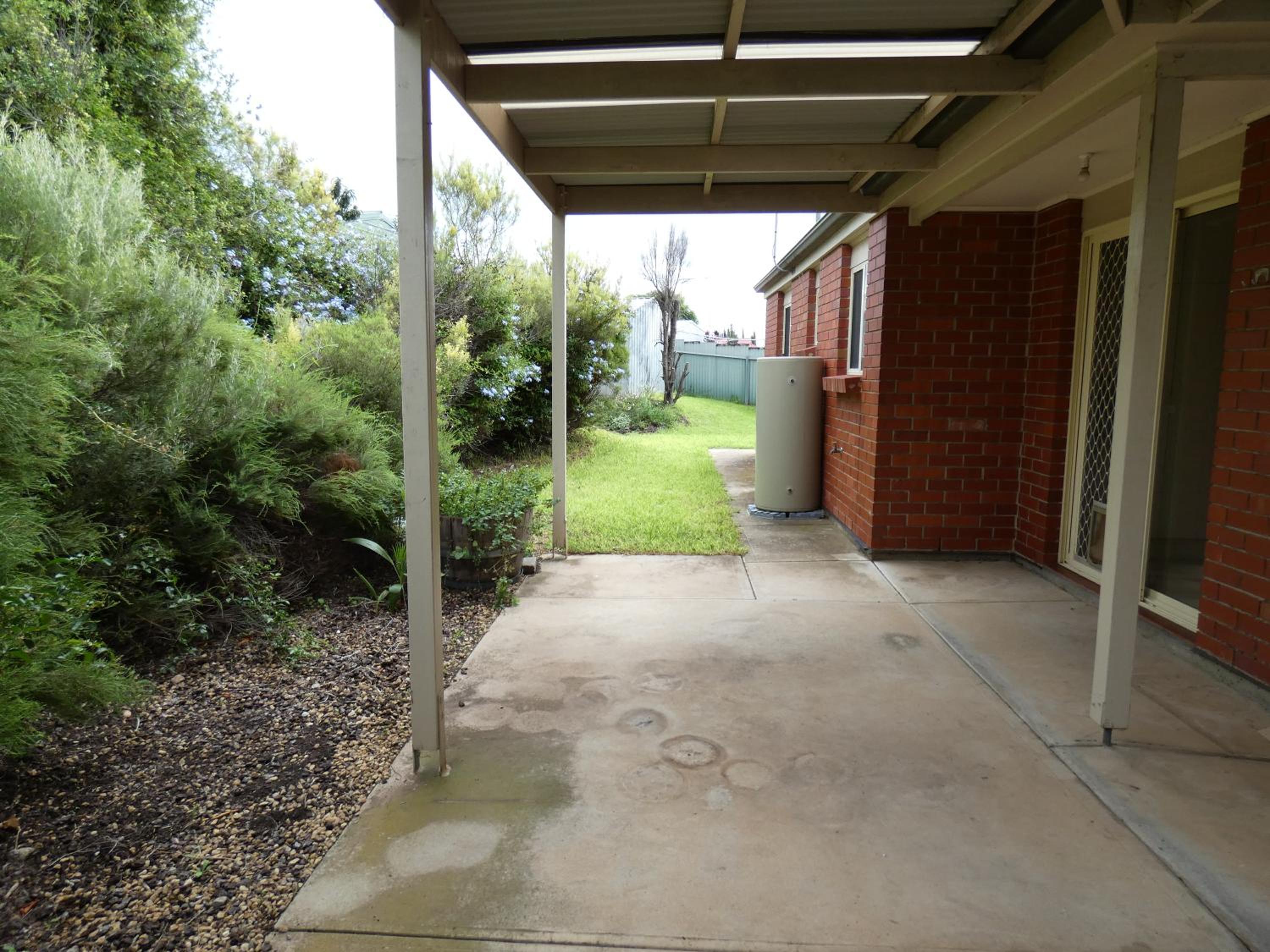 Three-Bedroom House photo 3