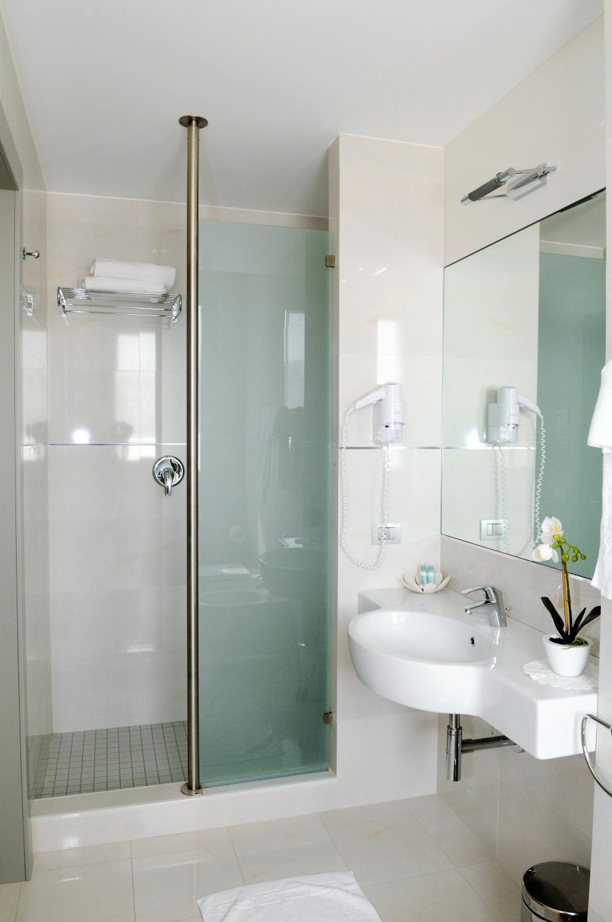 Deluxe Double or Twin Room - Photo 9