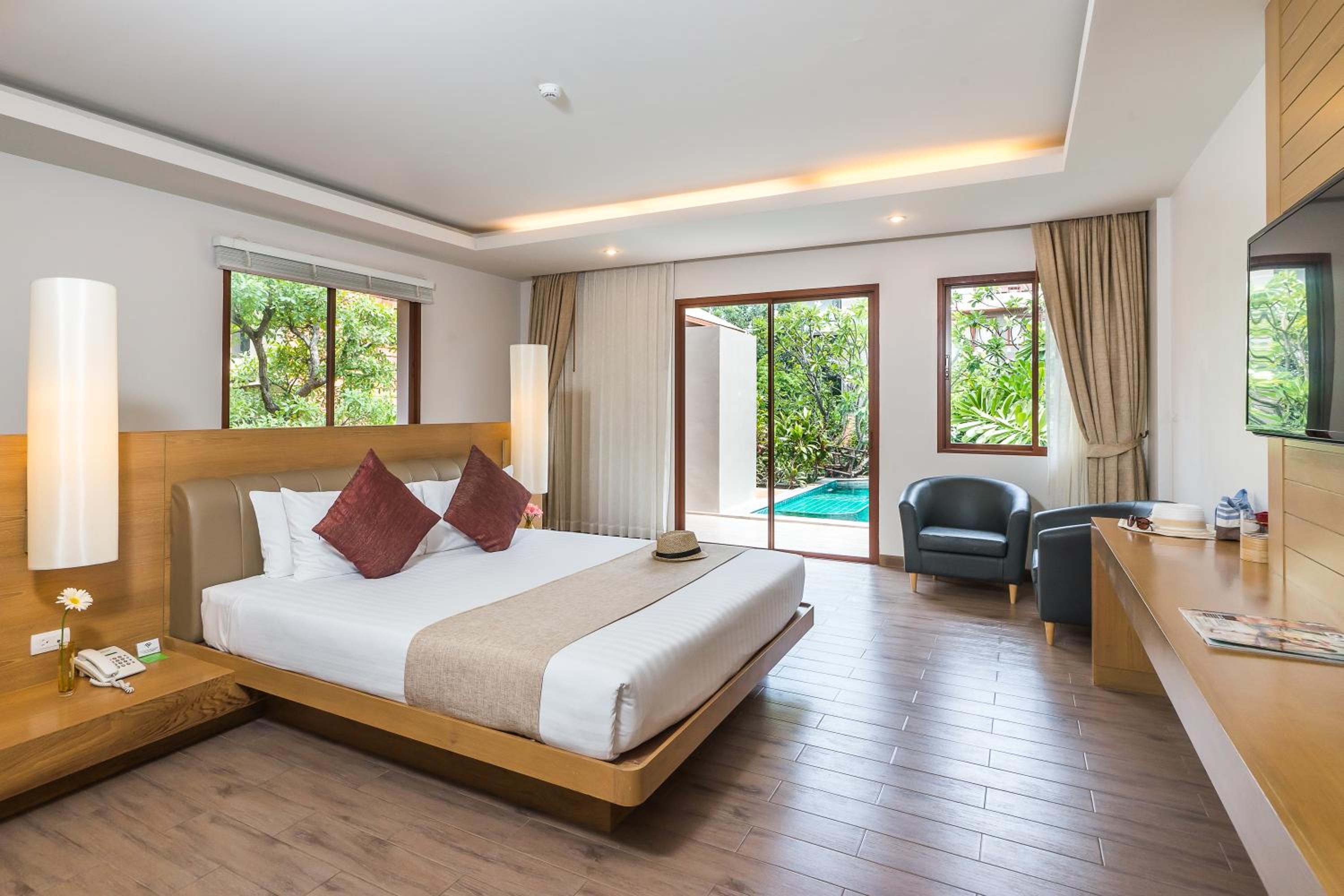 Premier Deluxe Pool Access with Spa Bath