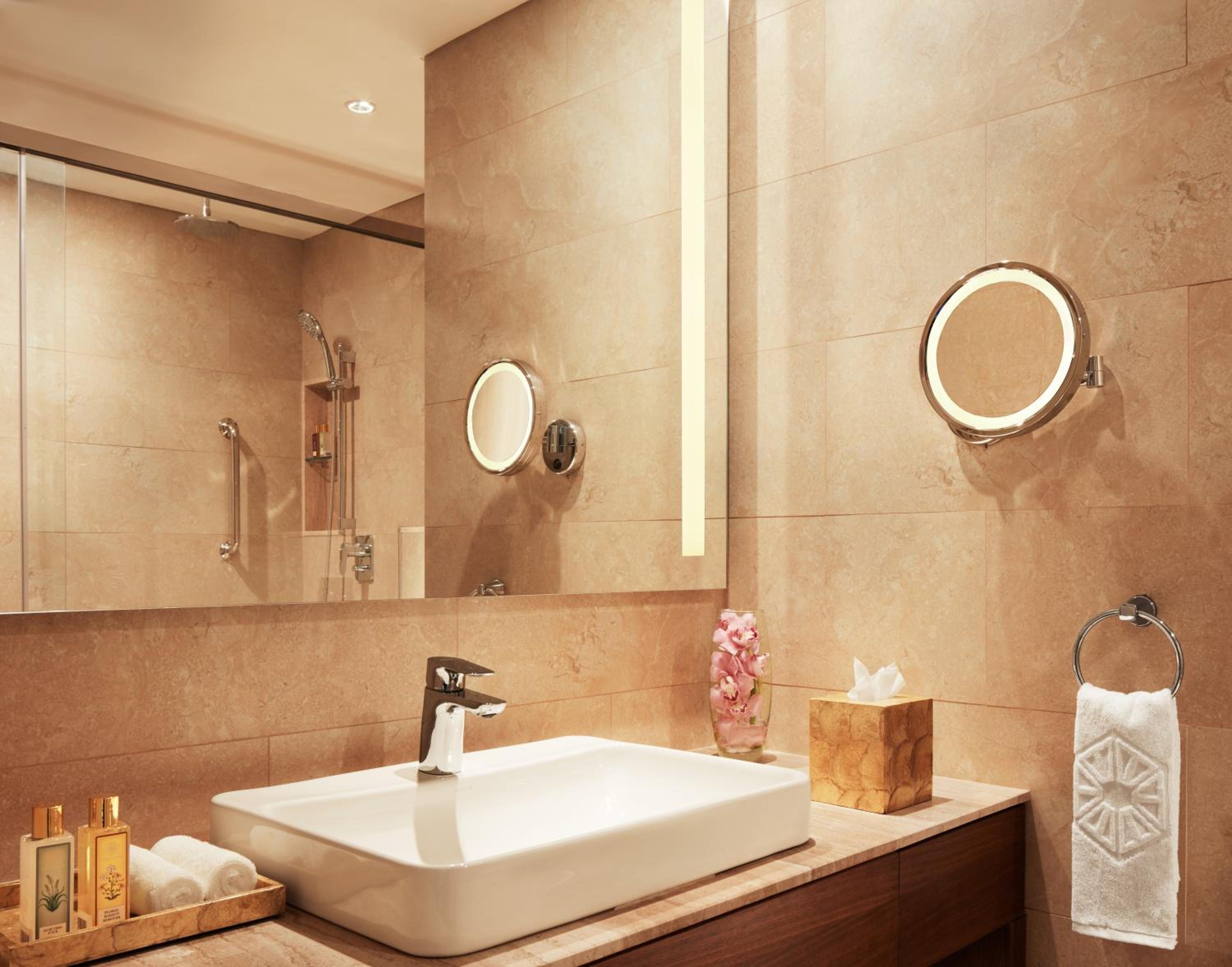 Deluxe Twin Room with City View - Photo 3