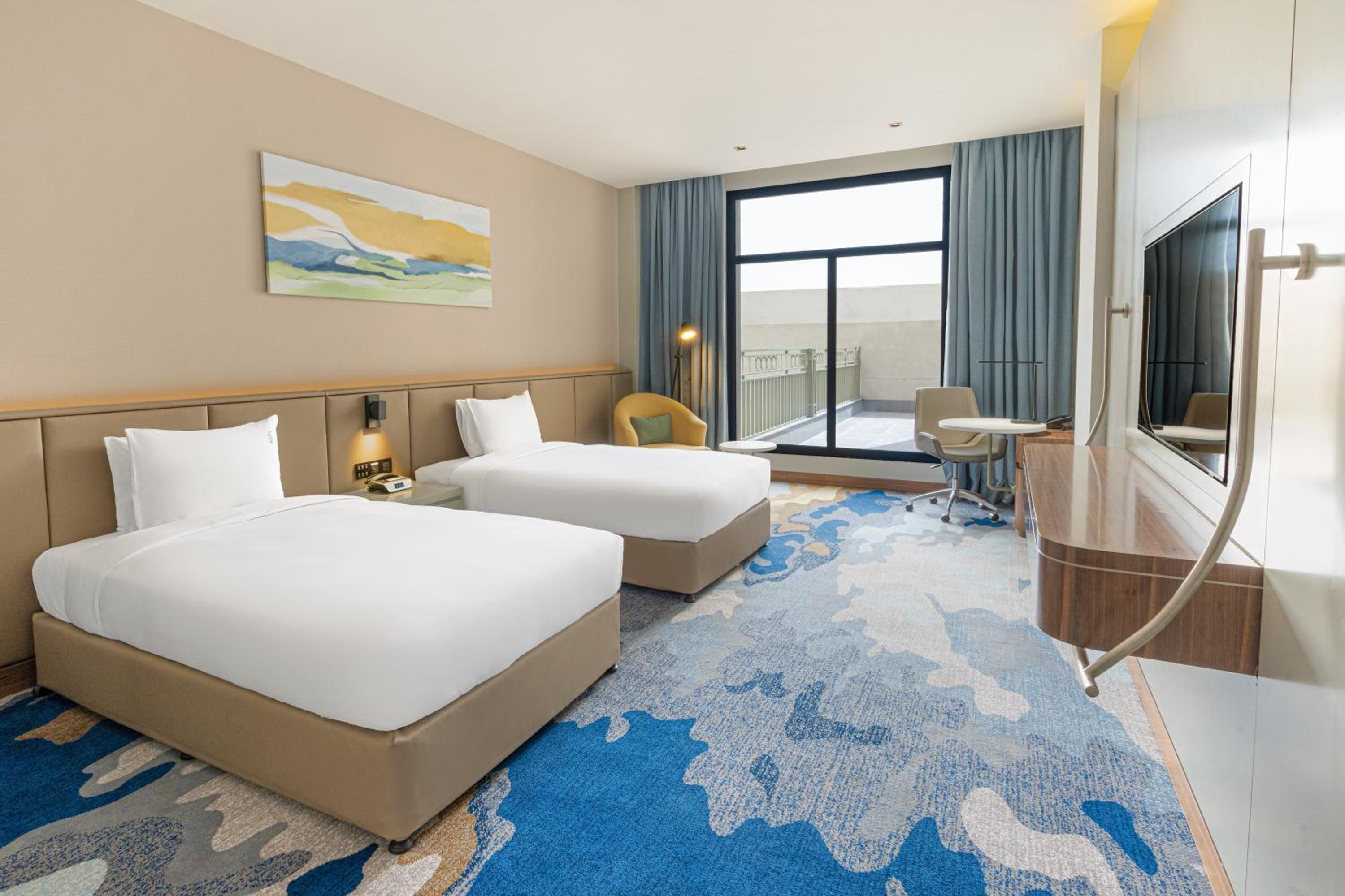 Standard Twin Room - Accessible with Roll-In Shower - Photo 2