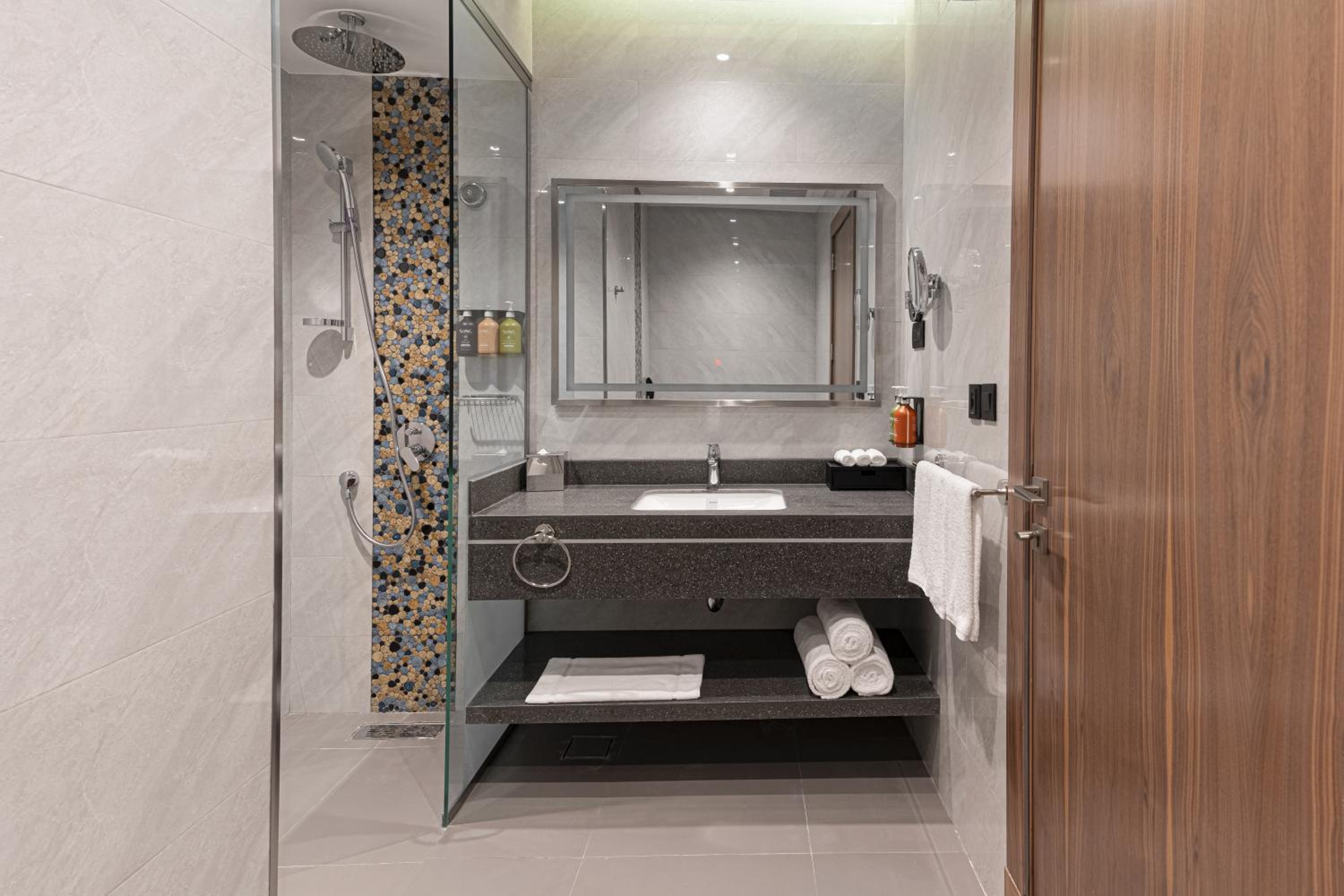 Standard Twin Room - Accessible with Roll-In Shower - Photo 3
