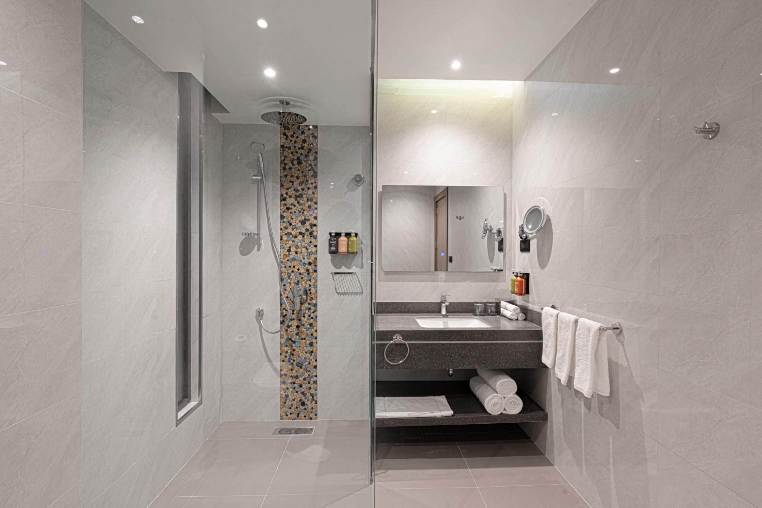 Standard Twin Room - Accessible with Roll-In Shower - Photo 4