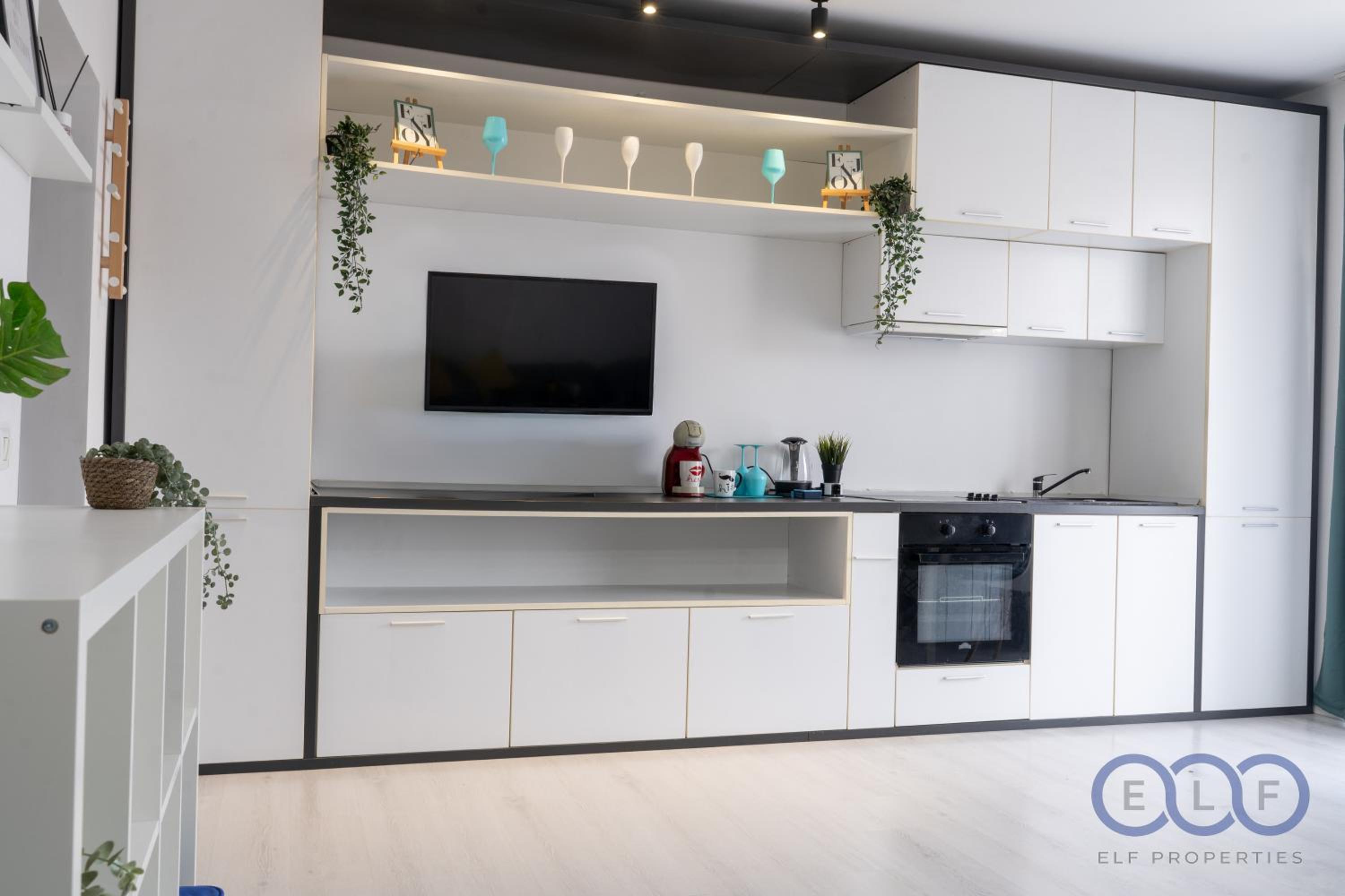 Deluxe One-Bedroom Apartment with City View photo 2