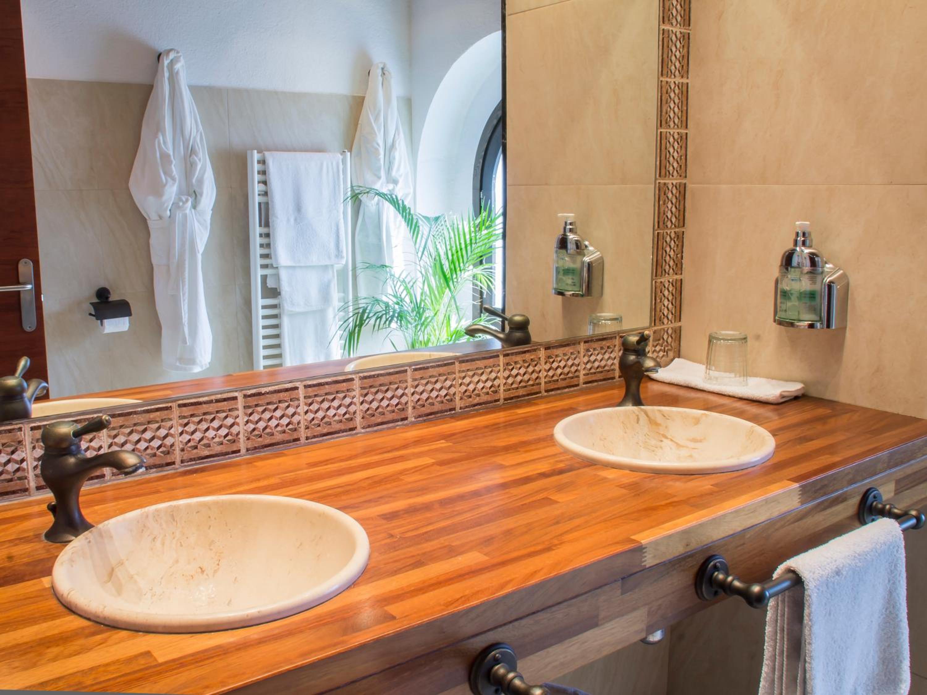 Standard Double Room with Shower - Photo 2