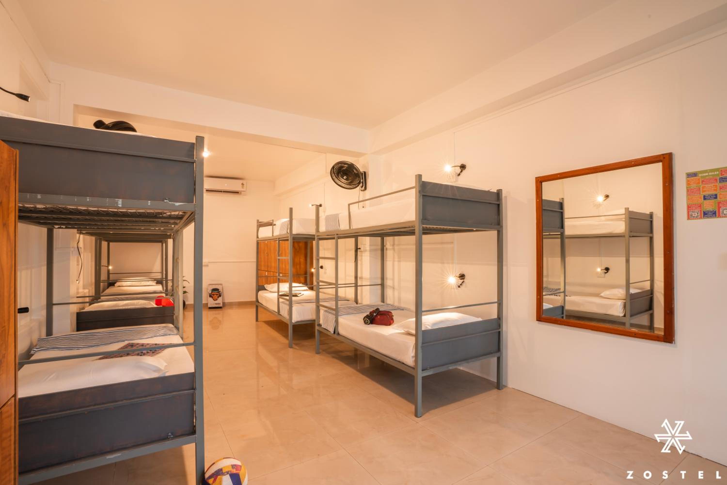 Standard 10 Bed Mixed Dorm photo 1