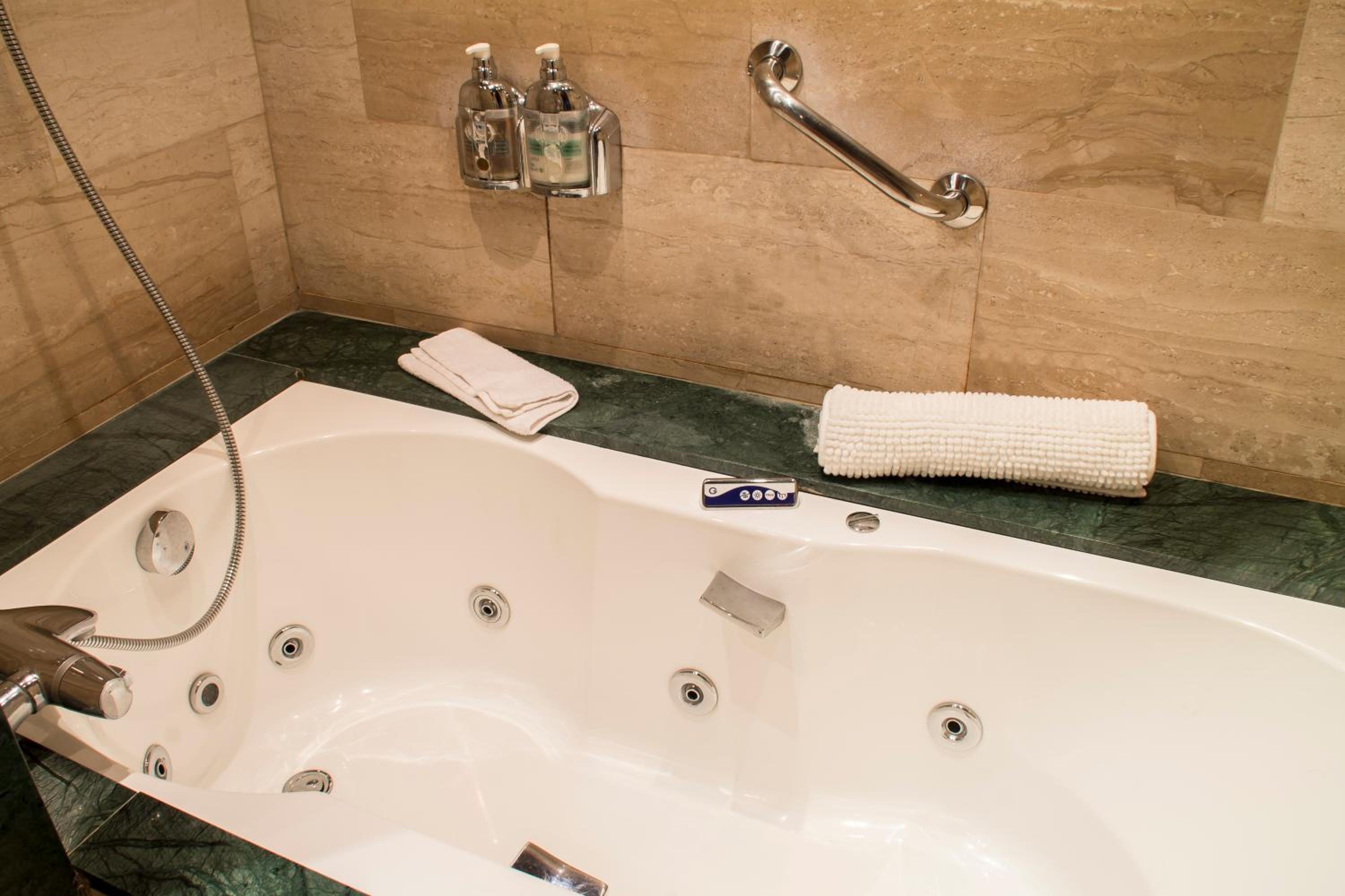 Suite (2 Adults) - Photo 4