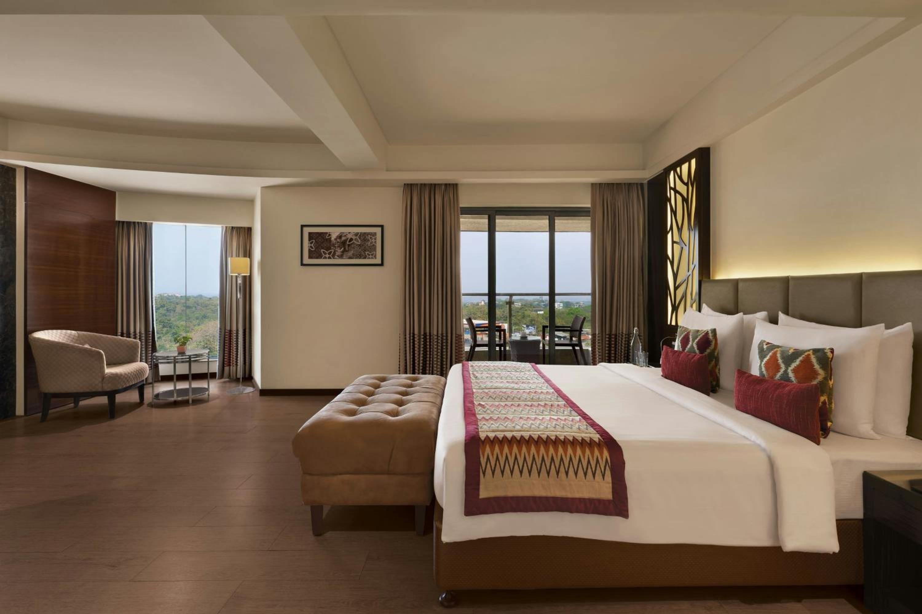Hazel One-Bedroom King Suite with Sofa Bed and City View photo 2
