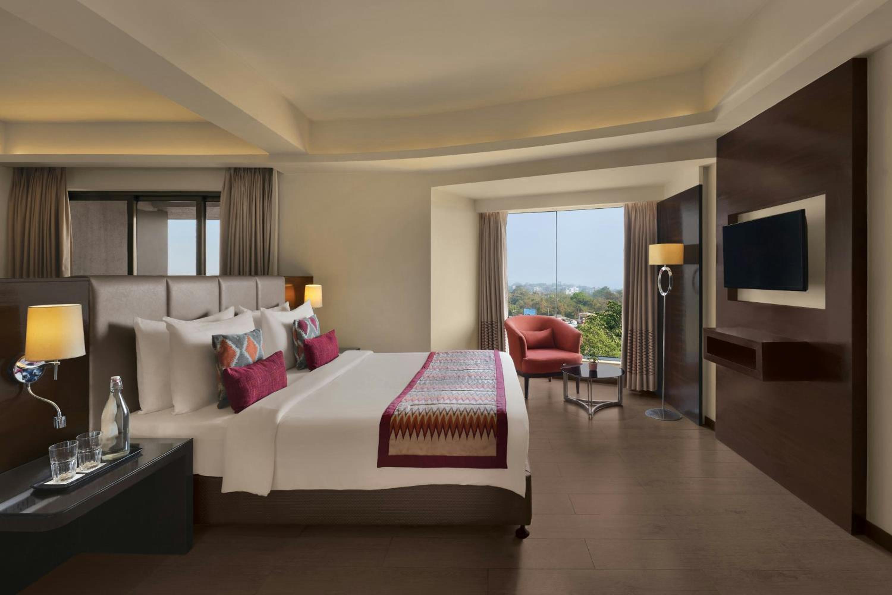 Fern Classic King Room with Sofa Bed and City View photo 2