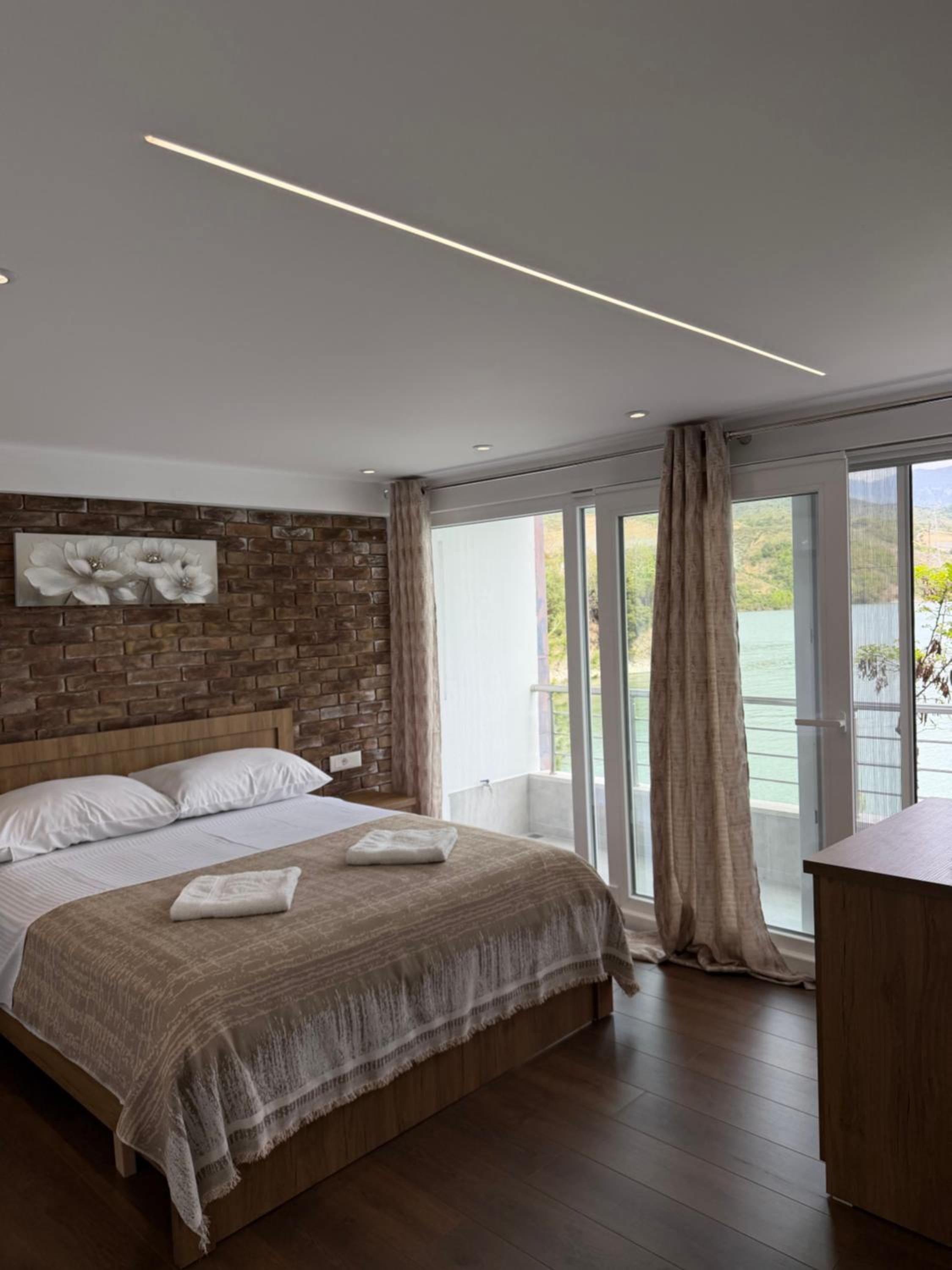 Deluxe Double Room with Balcony photo 2
