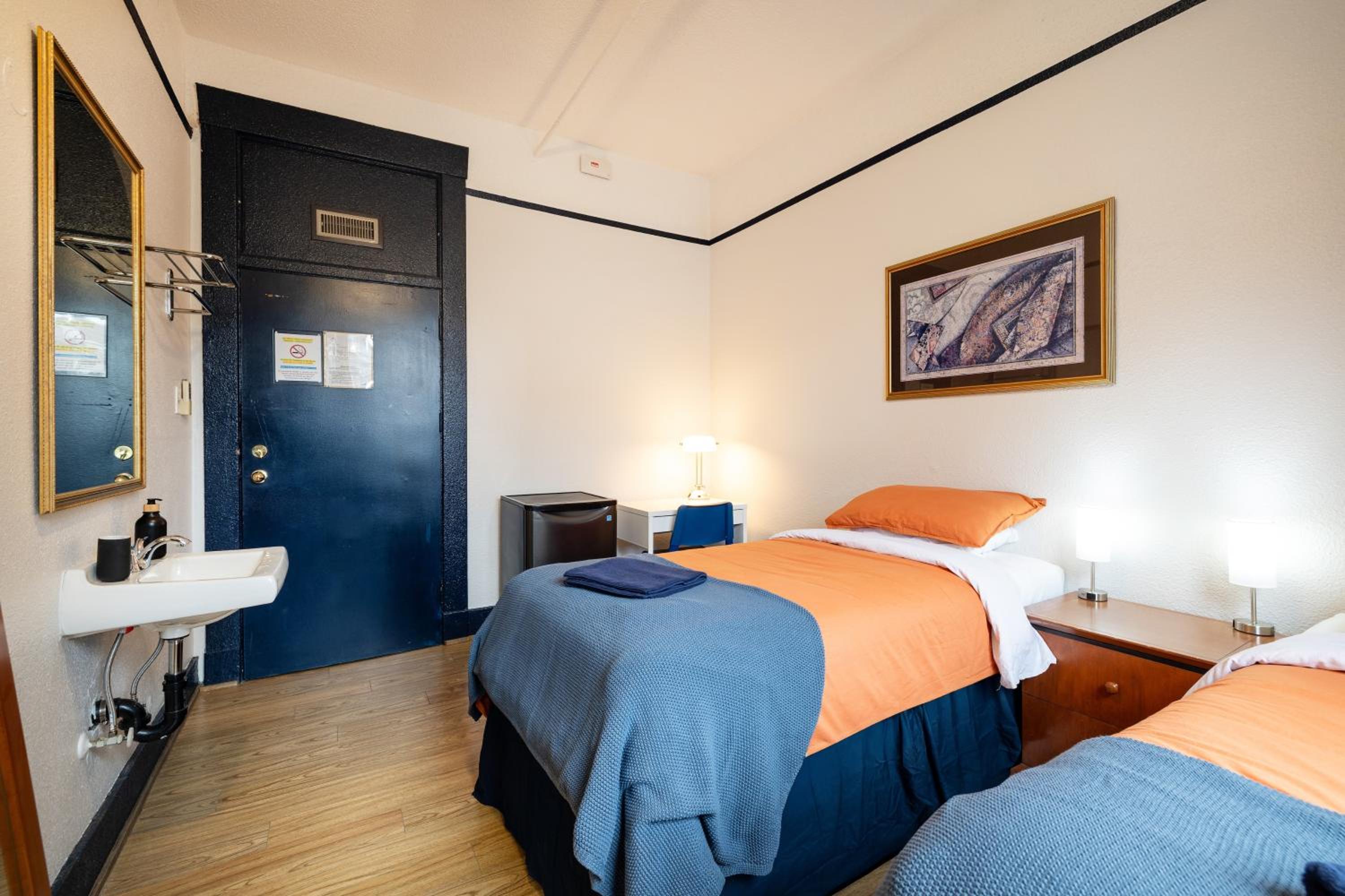 Pet Friendly Twin Room with Shared Bathroom