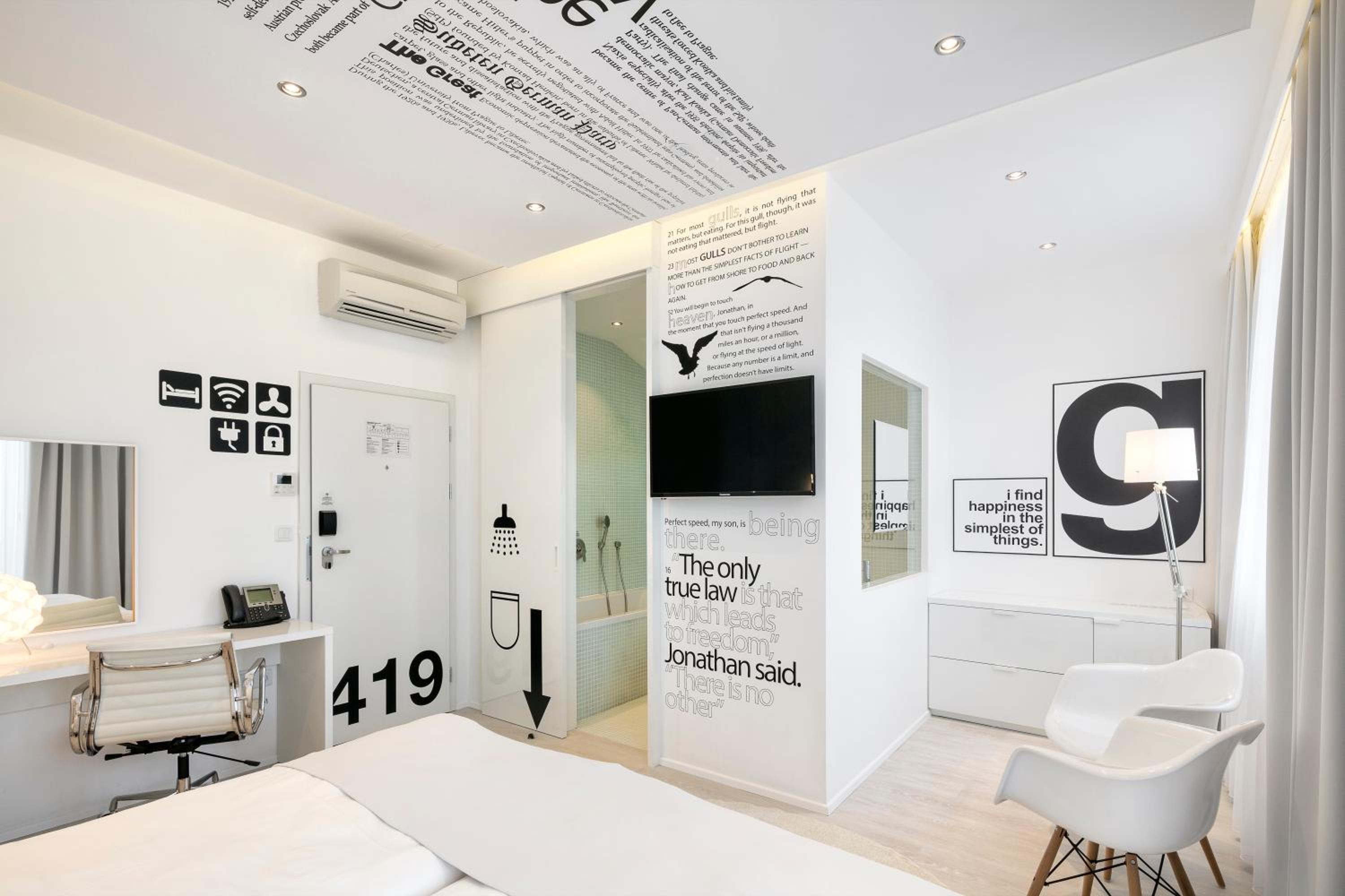 Design Deluxe Double Room with Spa Bath - White Box photo 2