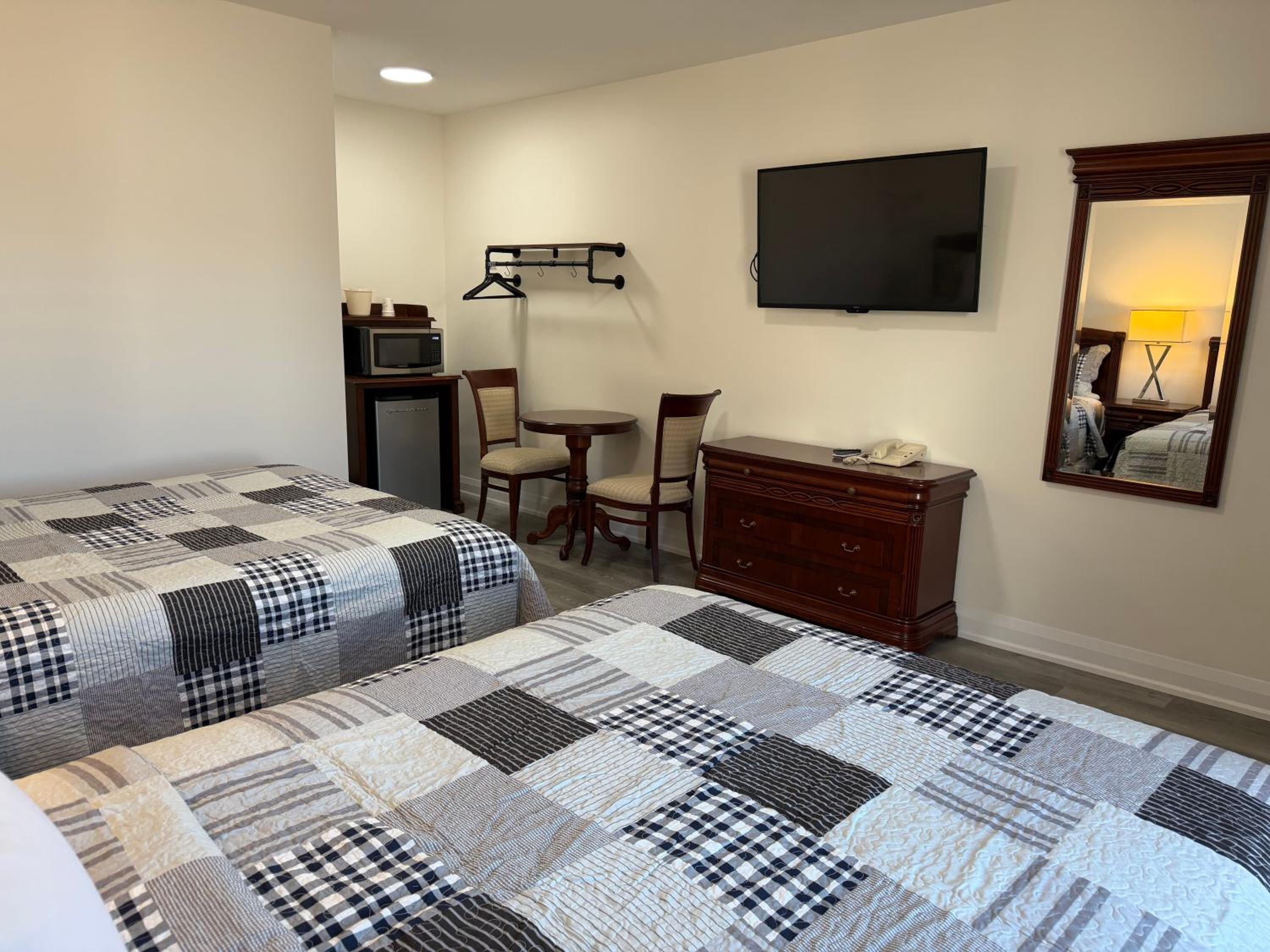 Queen Room with Two Queen Beds photo 3