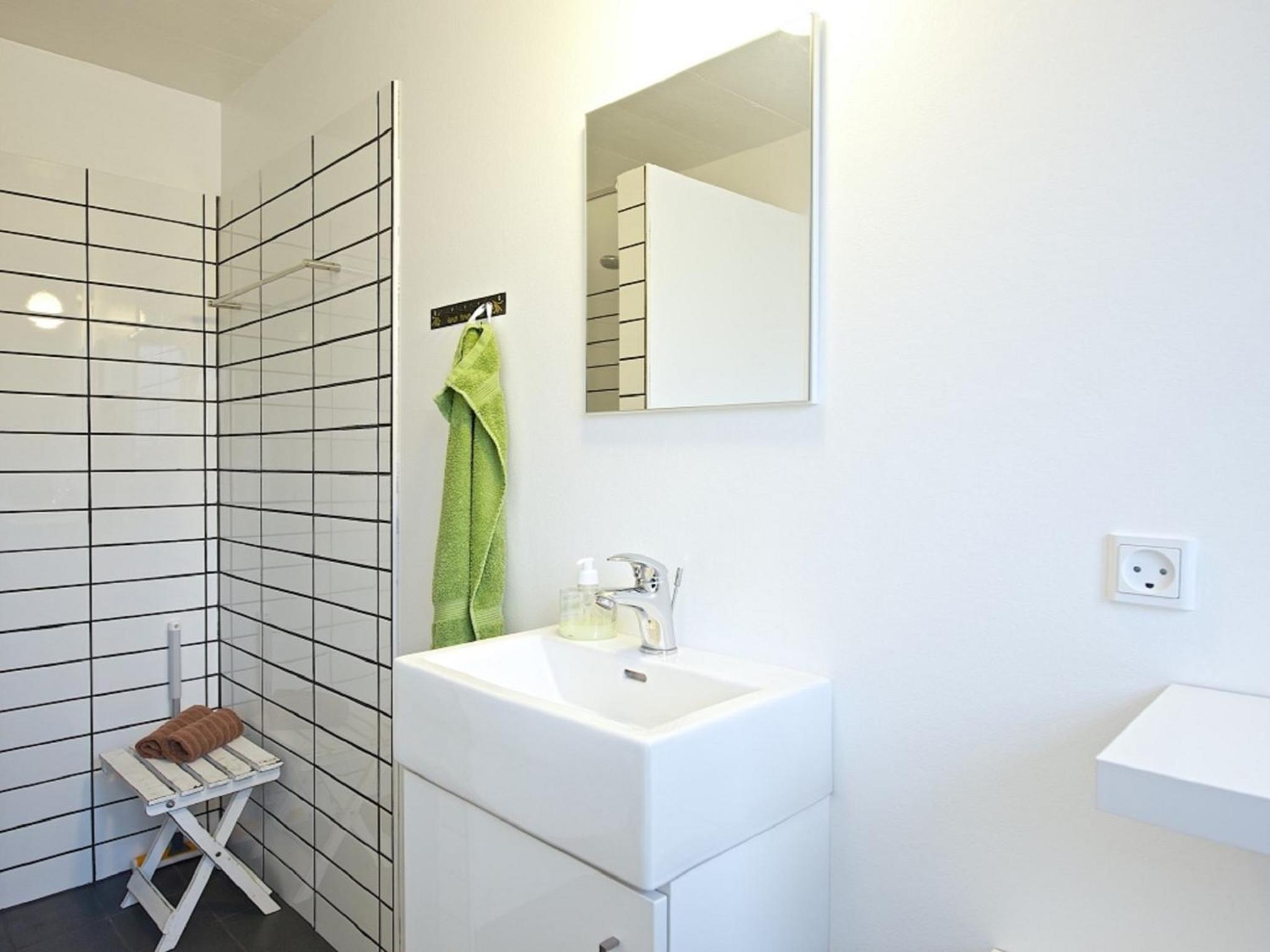 Queen Room with Shared Bathroom photo 3