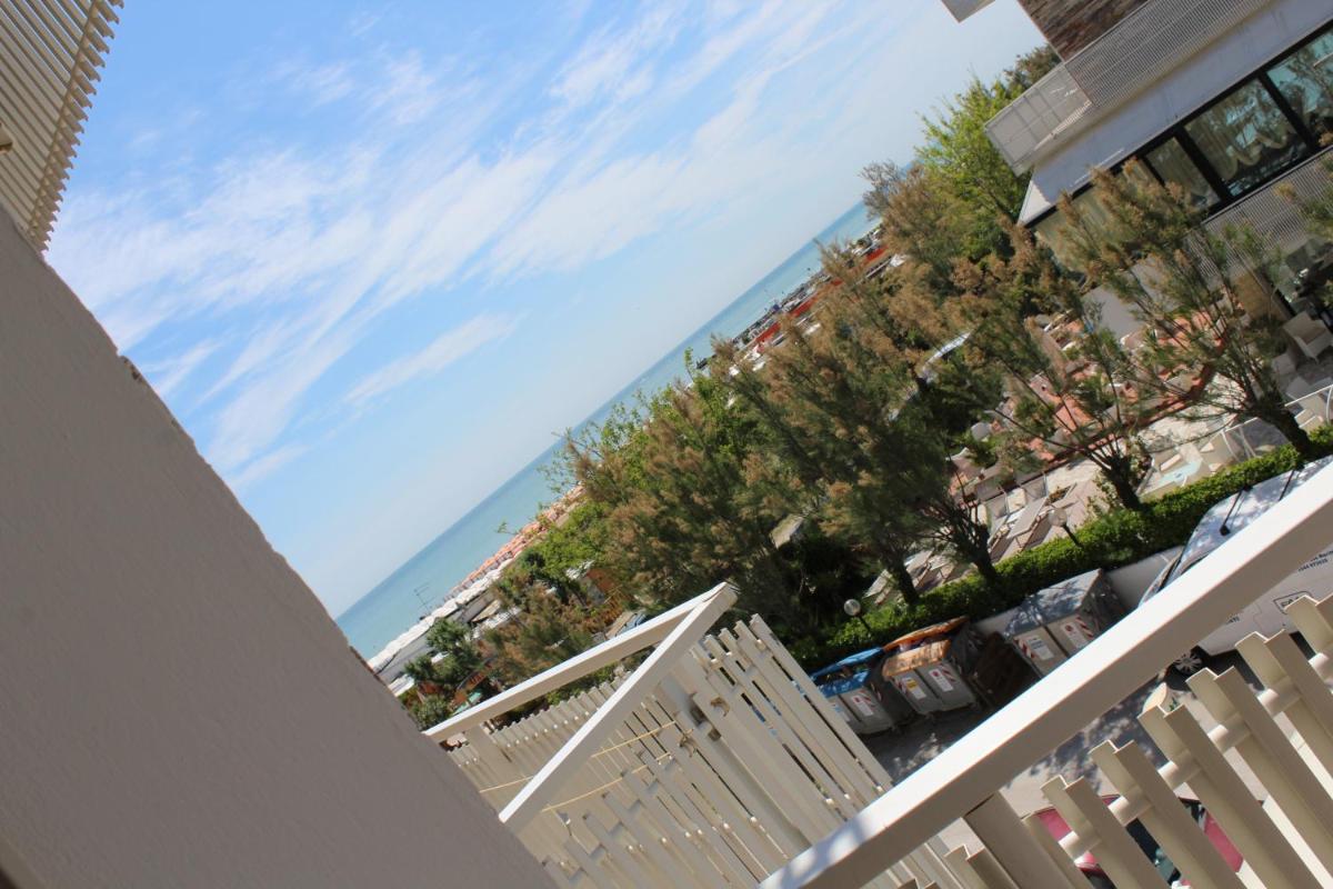 Single Room with Balcony photo 2