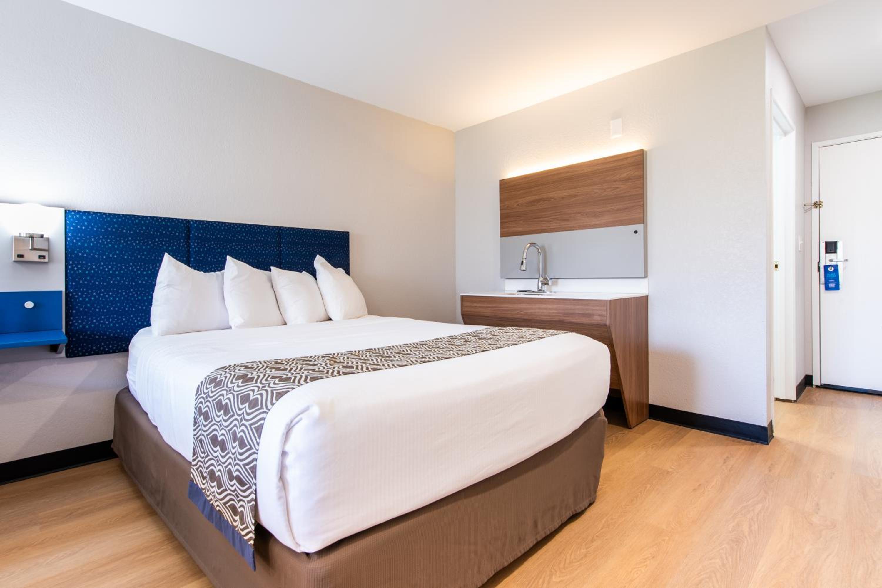 Deluxe Queen Room with Two Queen Beds - Non-Smoking - Photo 8