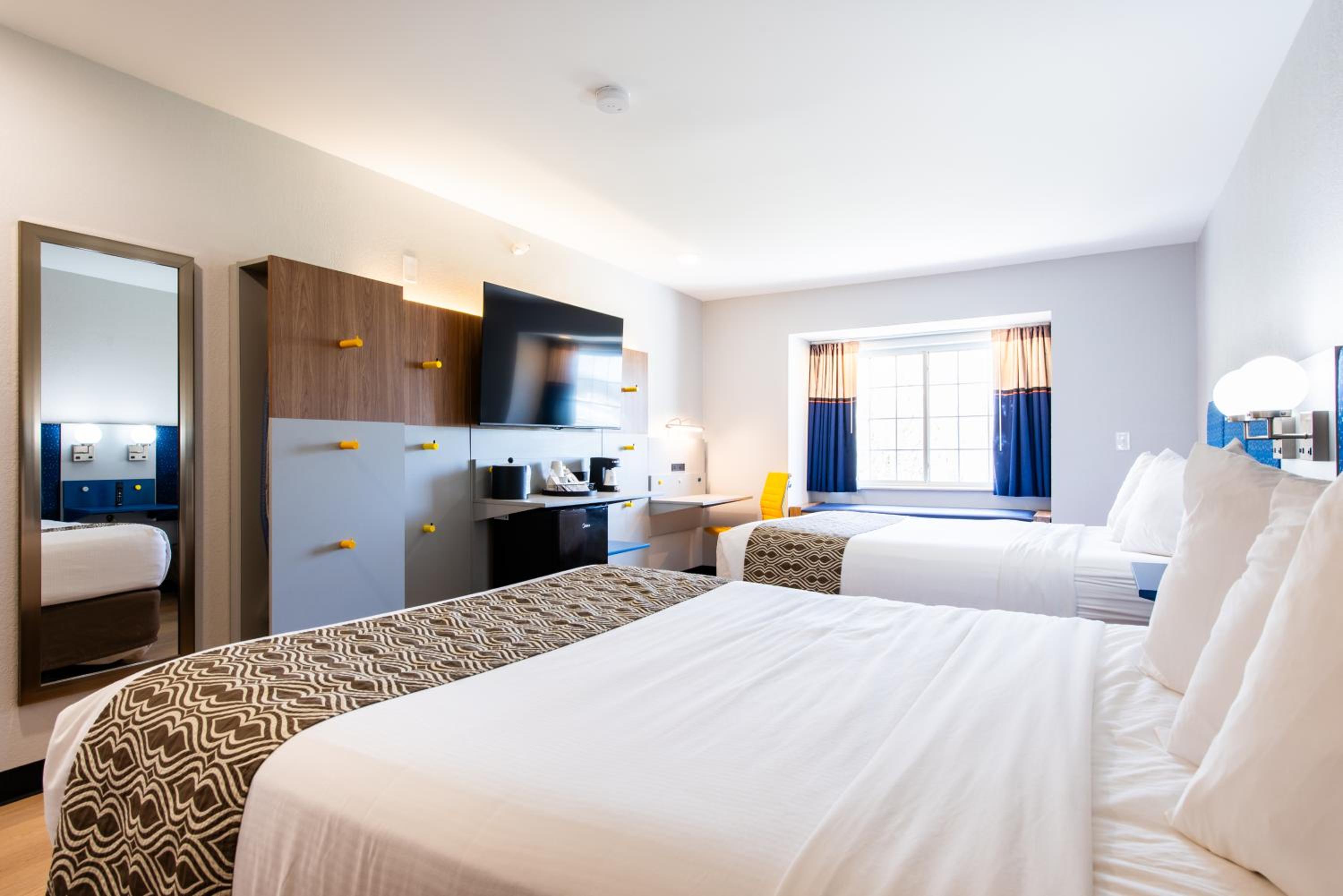 Deluxe Queen Room with Two Queen Beds - Non-Smoking - Photo 13
