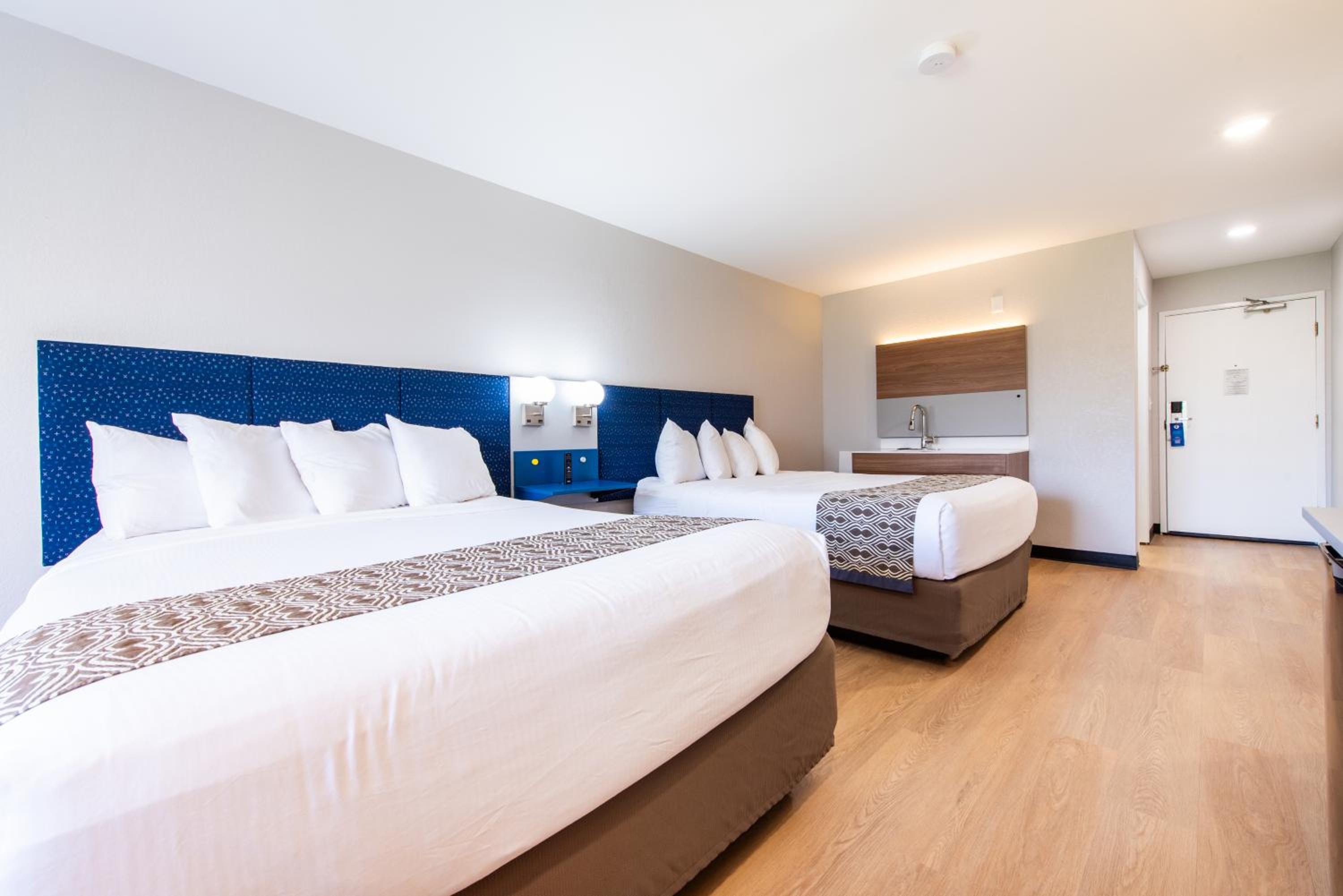Deluxe Queen Room with Two Queen Beds - Non-Smoking - Photo 15