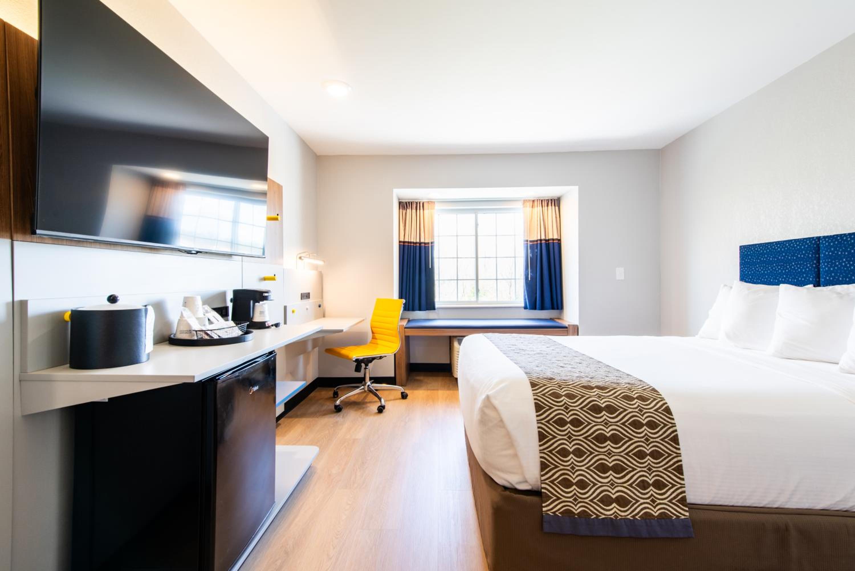 Deluxe Queen Room with Two Queen Beds - Non-Smoking - Photo 12