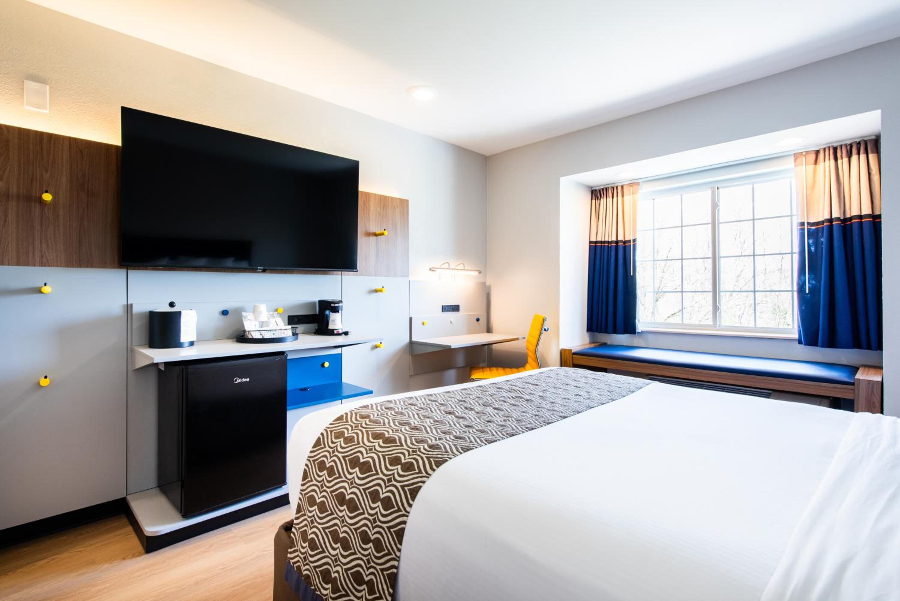 Deluxe Queen Room with Two Queen Beds - Non-Smoking - Photo 11
