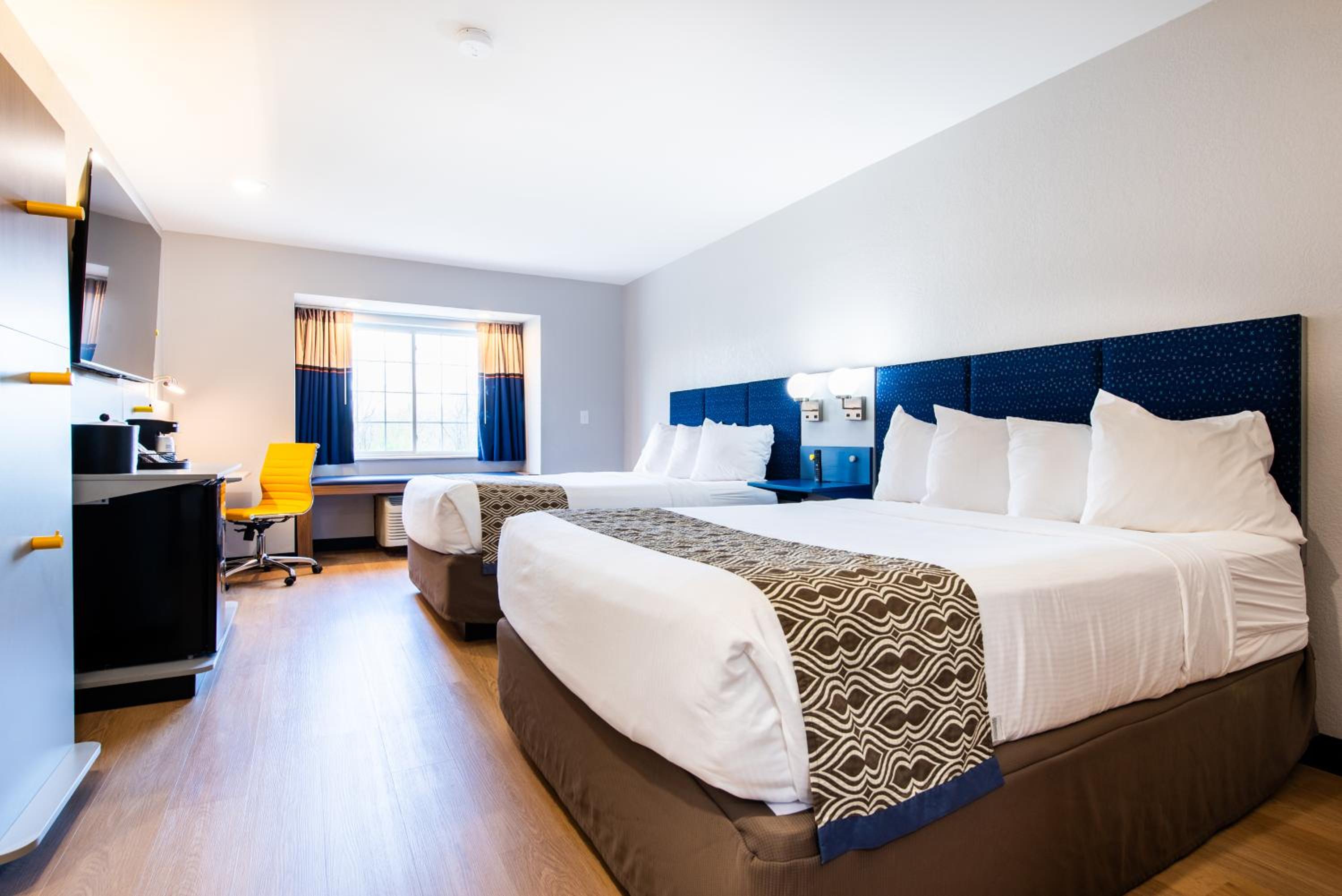 Deluxe Queen Room with Two Queen Beds - Non-Smoking - Photo 9