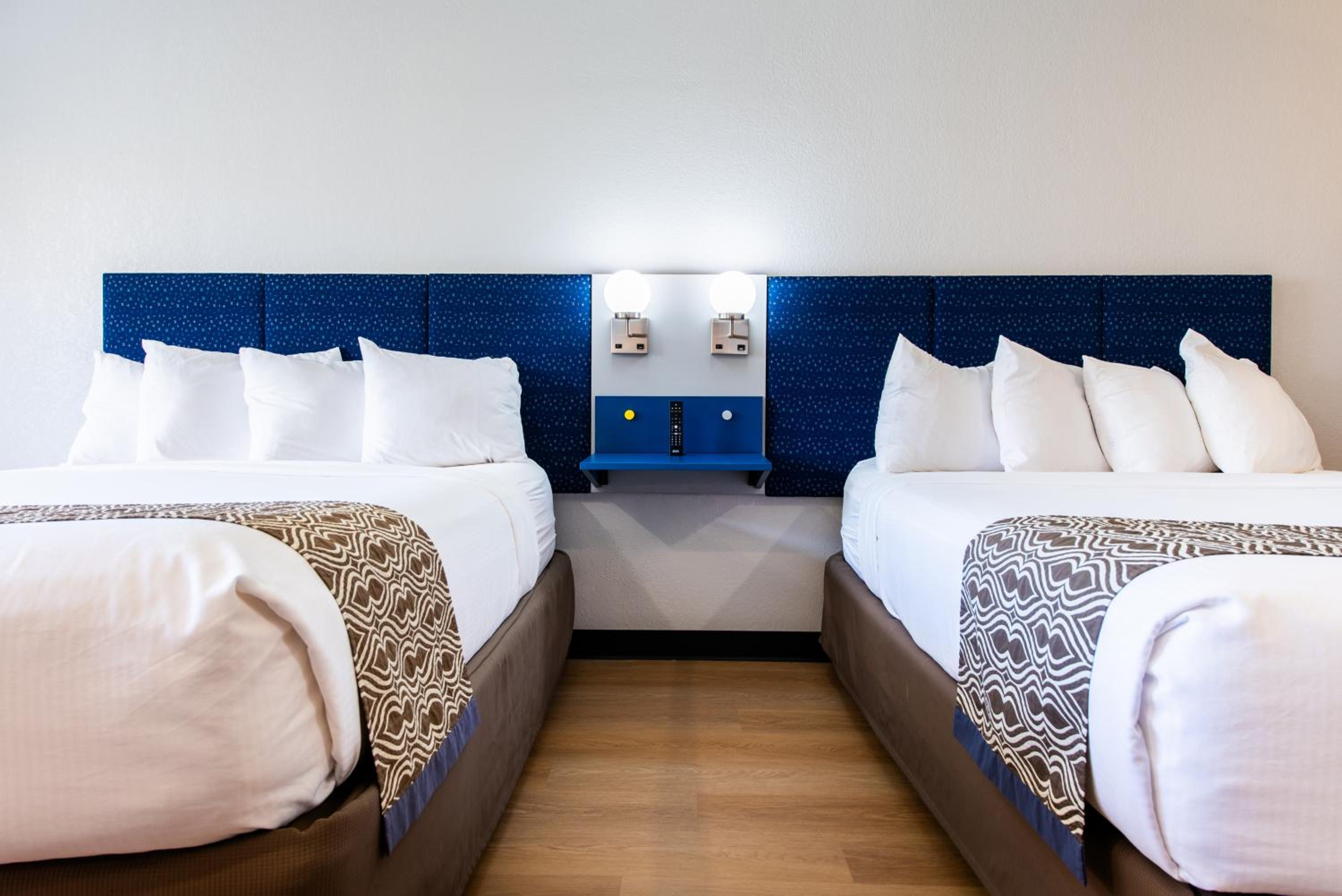 Deluxe Queen Room with Two Queen Beds - Non-Smoking - Photo 5