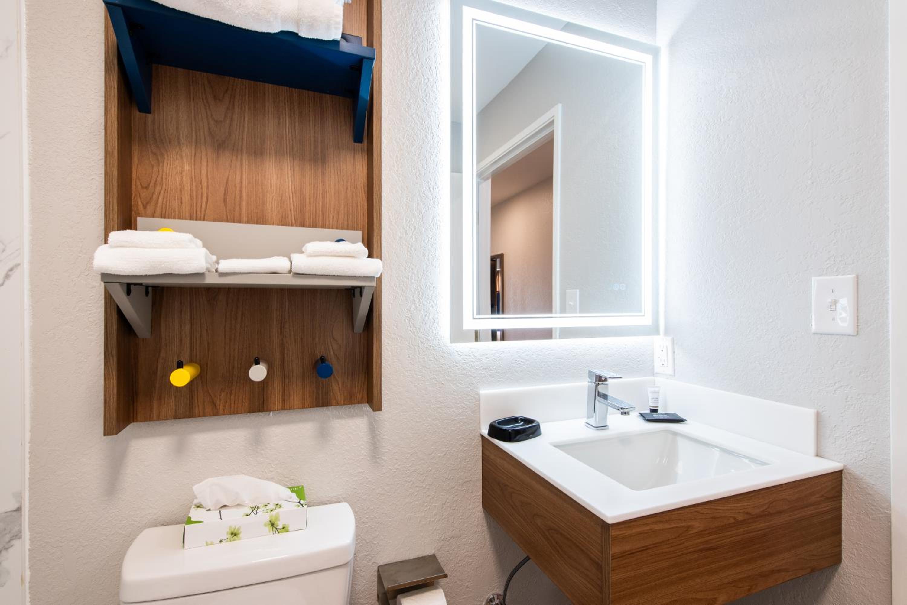 Deluxe Queen Room with Two Queen Beds - Non-Smoking - Photo 3
