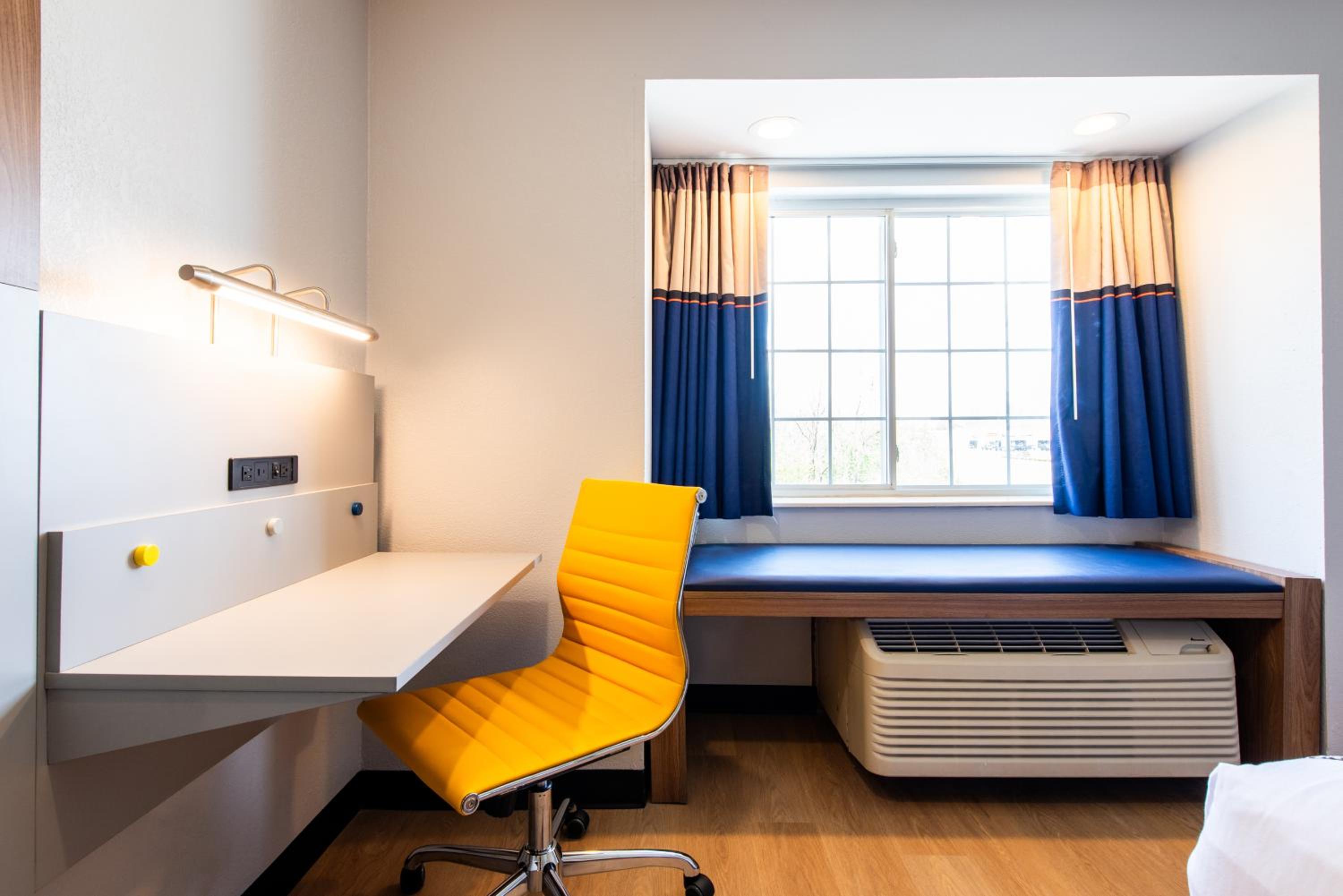 Deluxe Queen Room with Two Queen Beds - Non-Smoking - Photo 2