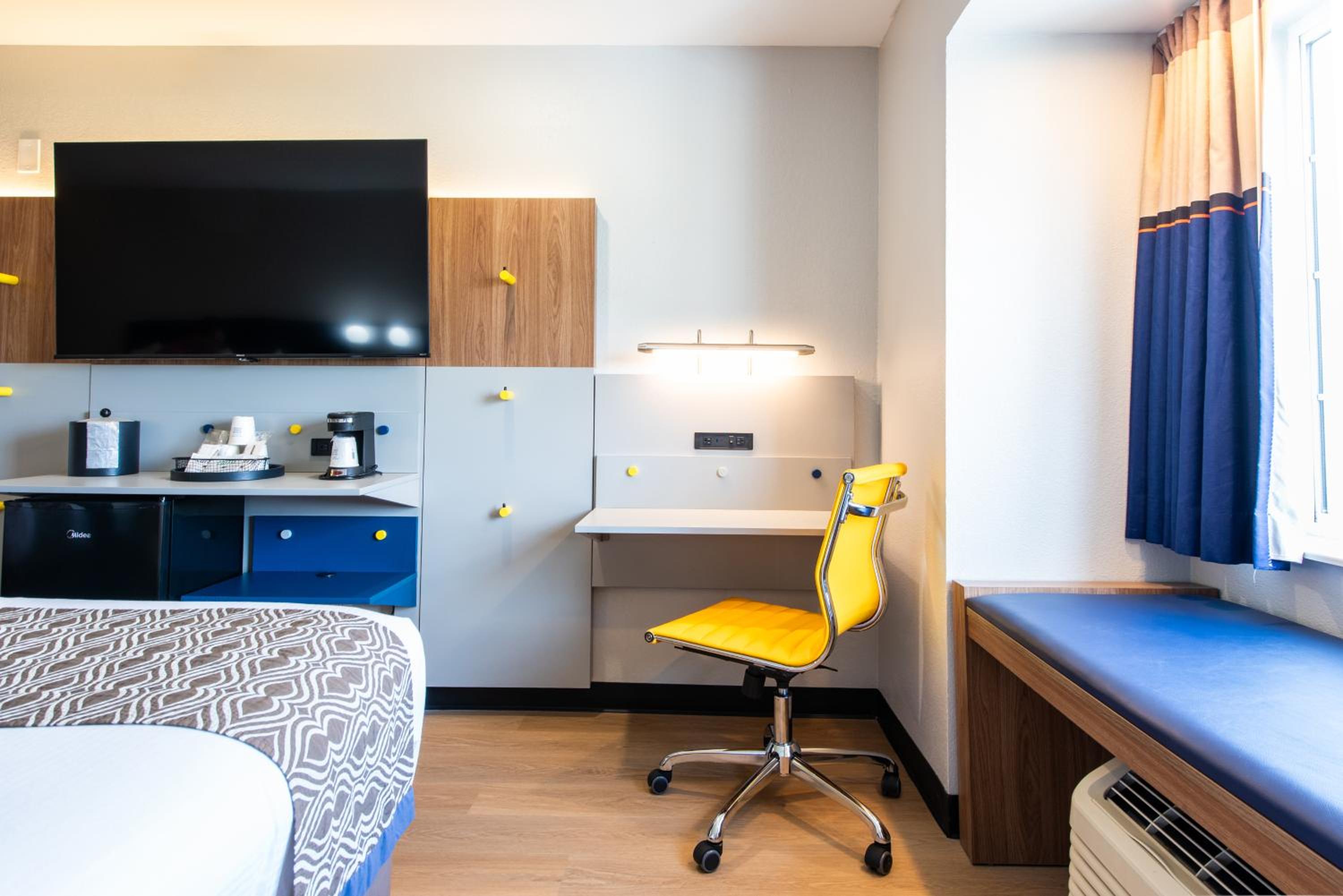 Deluxe Queen Room with Two Queen Beds - Non-Smoking - Photo 1
