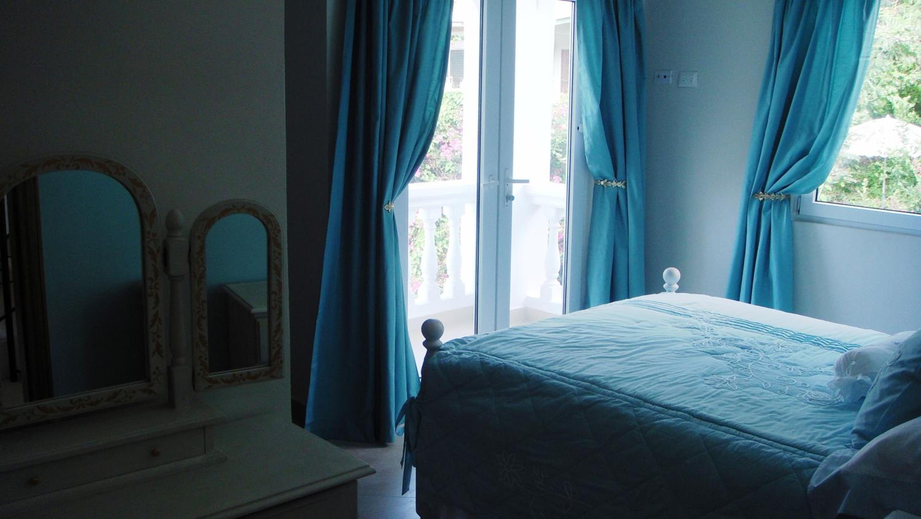 Deluxe Double Room with Side Sea View photo 3