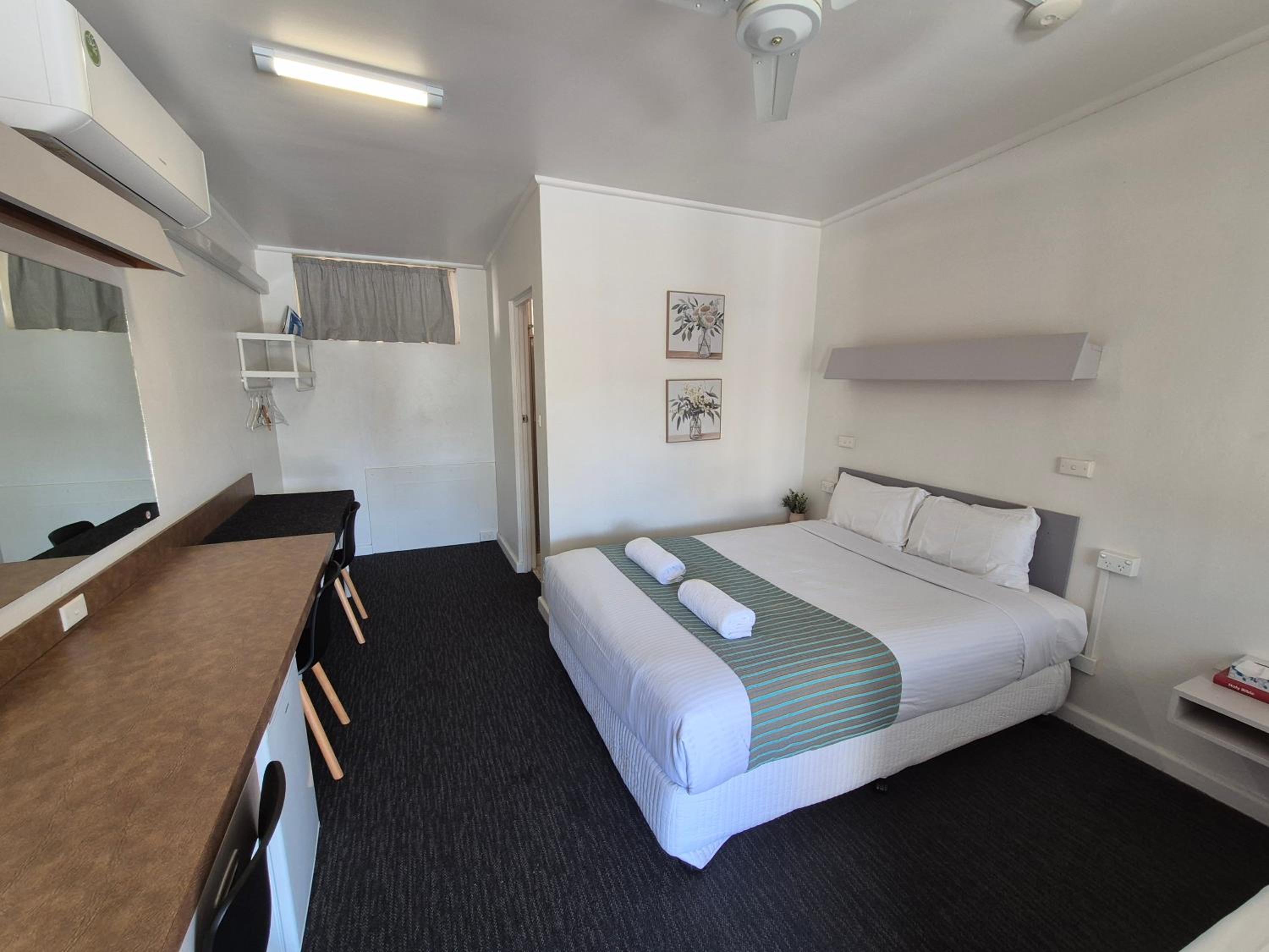 Deluxe Double Room (2 Adults + 1 Child) photo 2