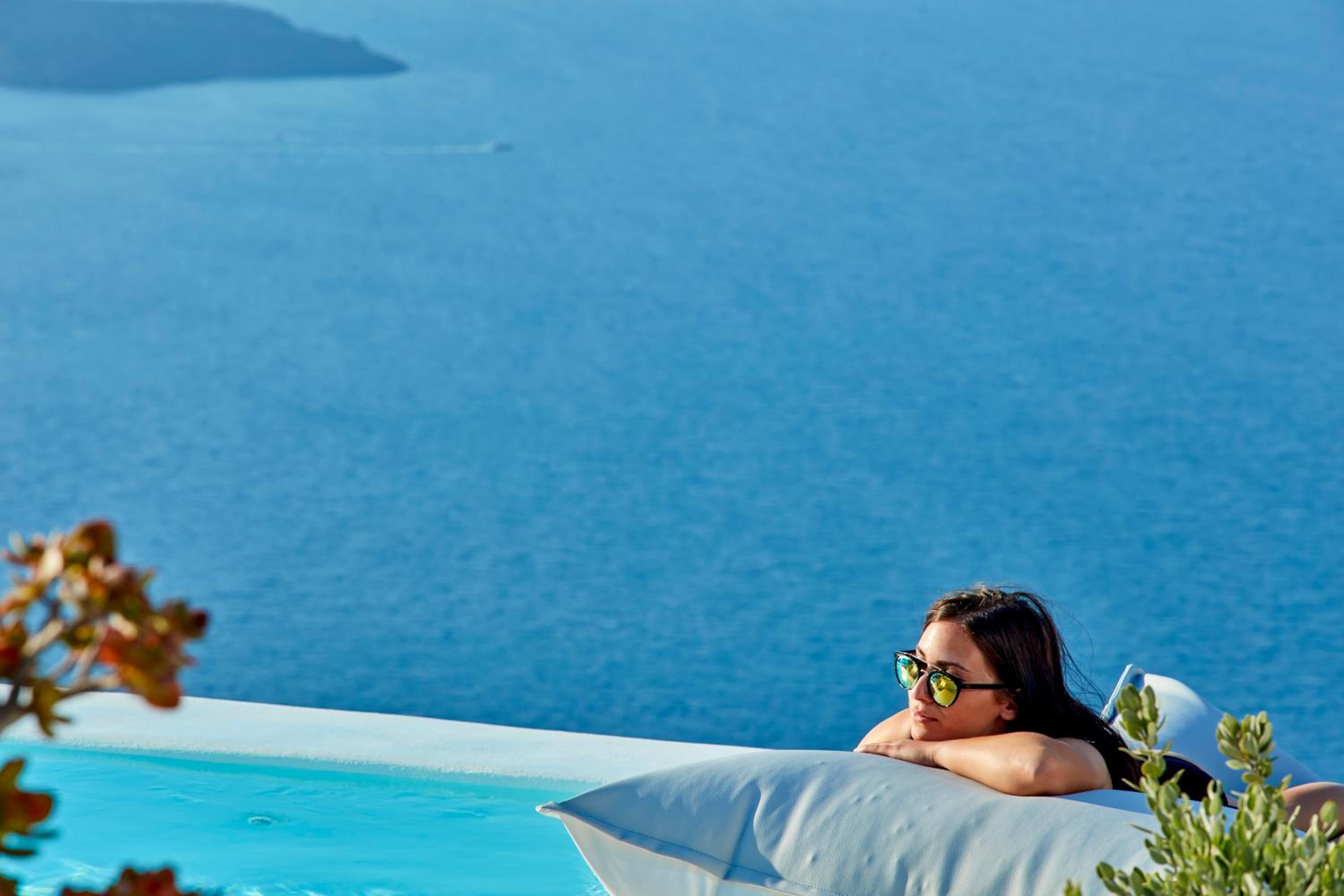 Junior Suite with Private Heated Plunge Pool and Caldera View - Photo 7