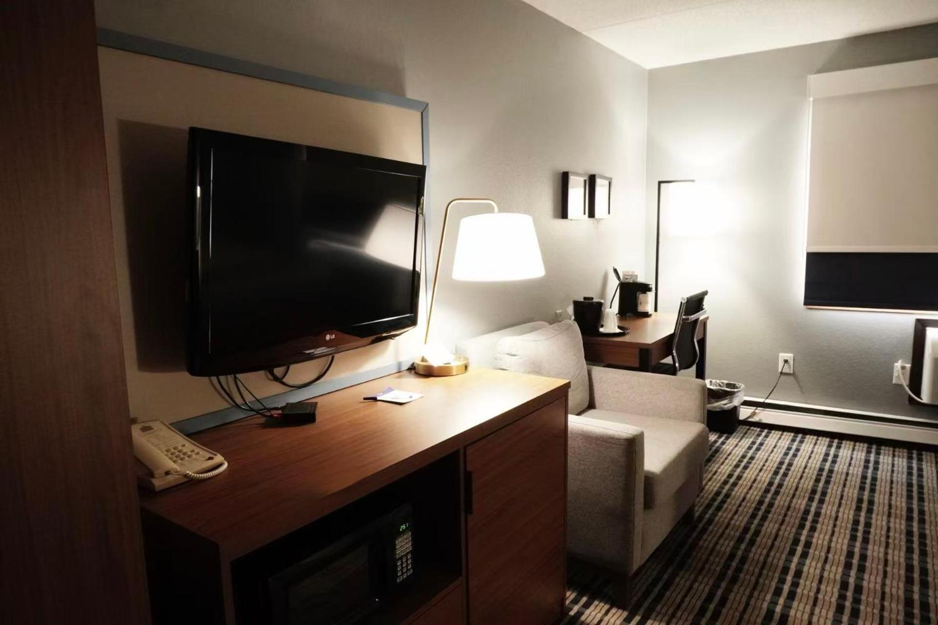 Queen Room - Mobility Access/Non-Smoking photo 3